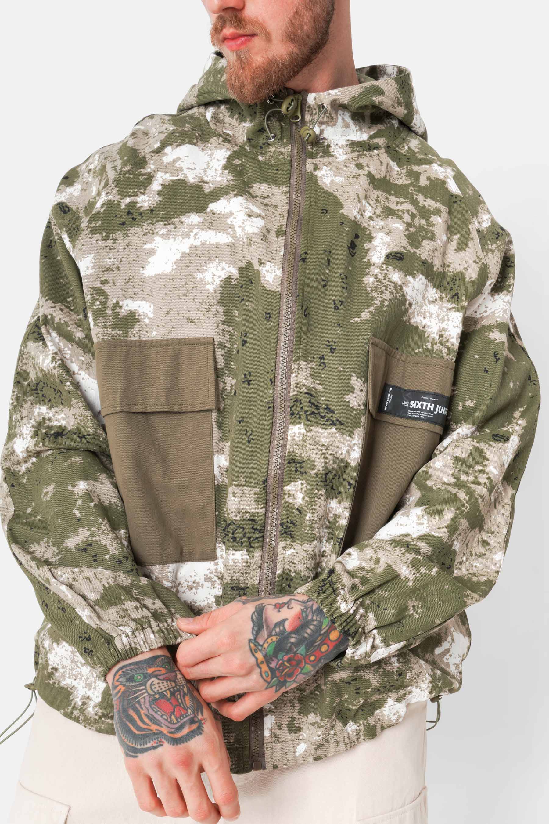 Camouflage-Cargojacke mit Kapuze in Grün