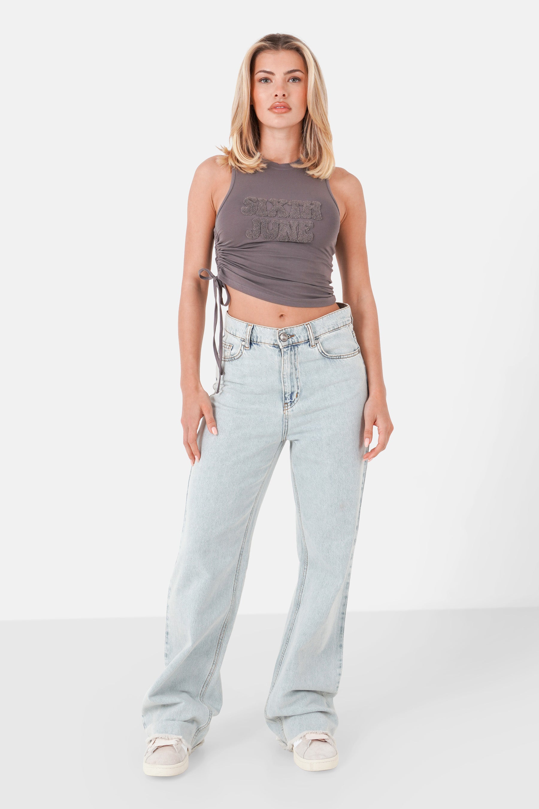 Graues Oberteil mit Logo-Schleifenzug und Kordelzug