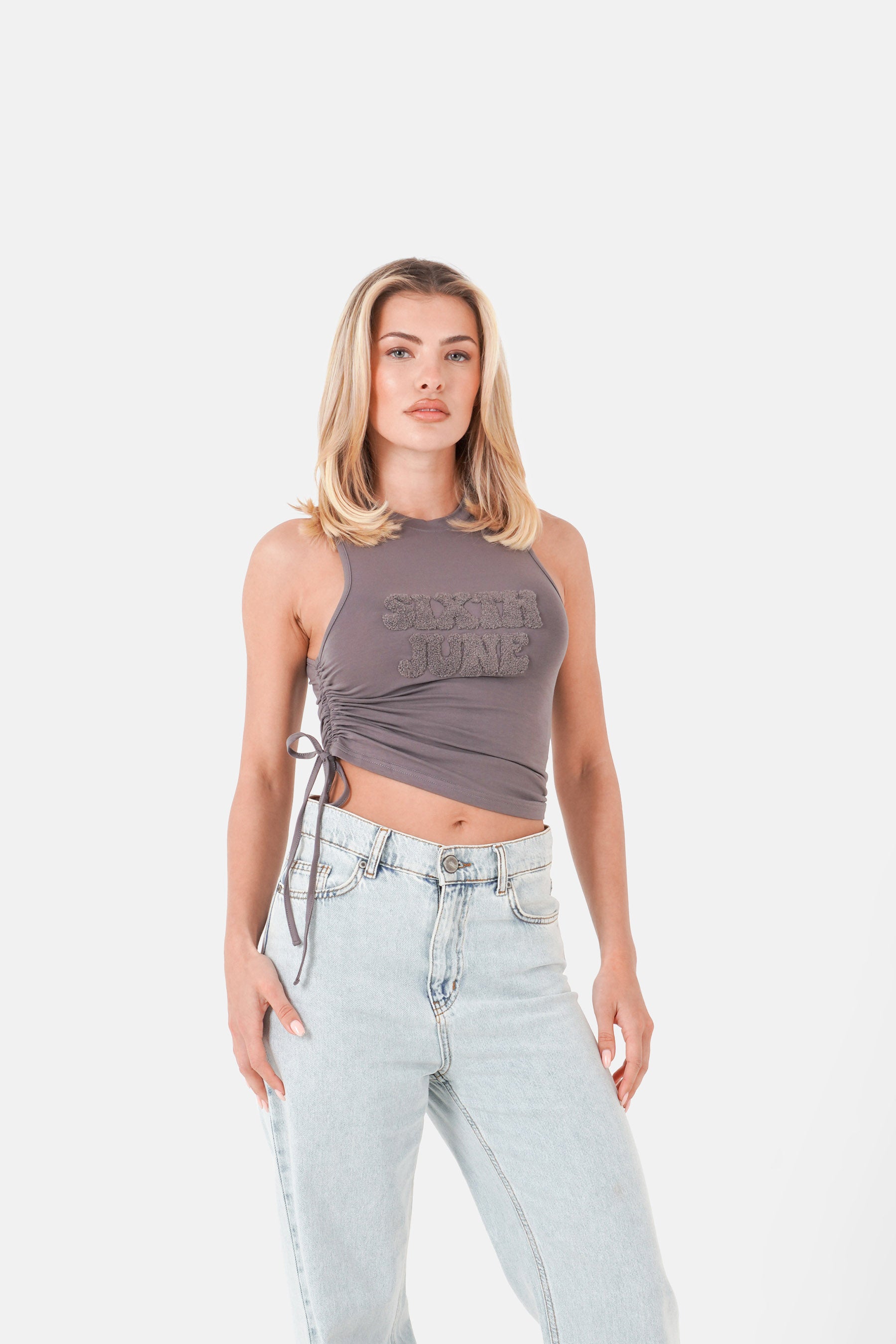 Graues Oberteil mit Logo-Schleifenzug und Kordelzug