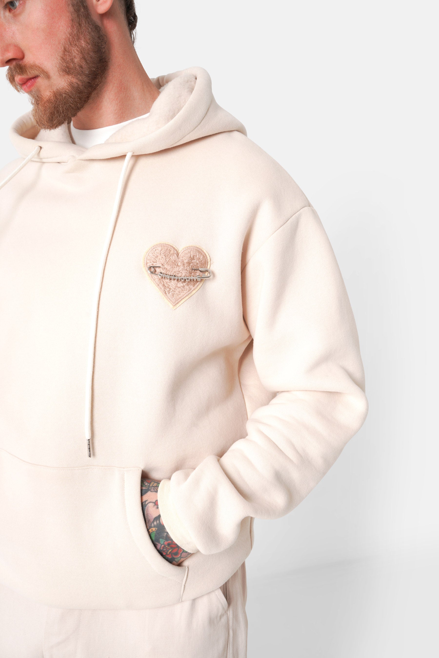 Herzbestickter Fleece-Hoodie Hellbeige