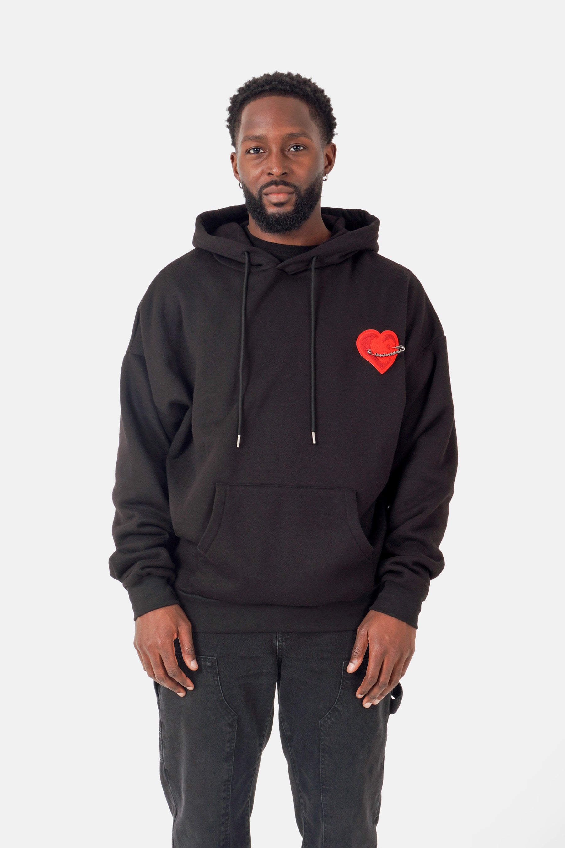 Fleece-Kapuzenpullover mit besticktem Herz. Schwarz