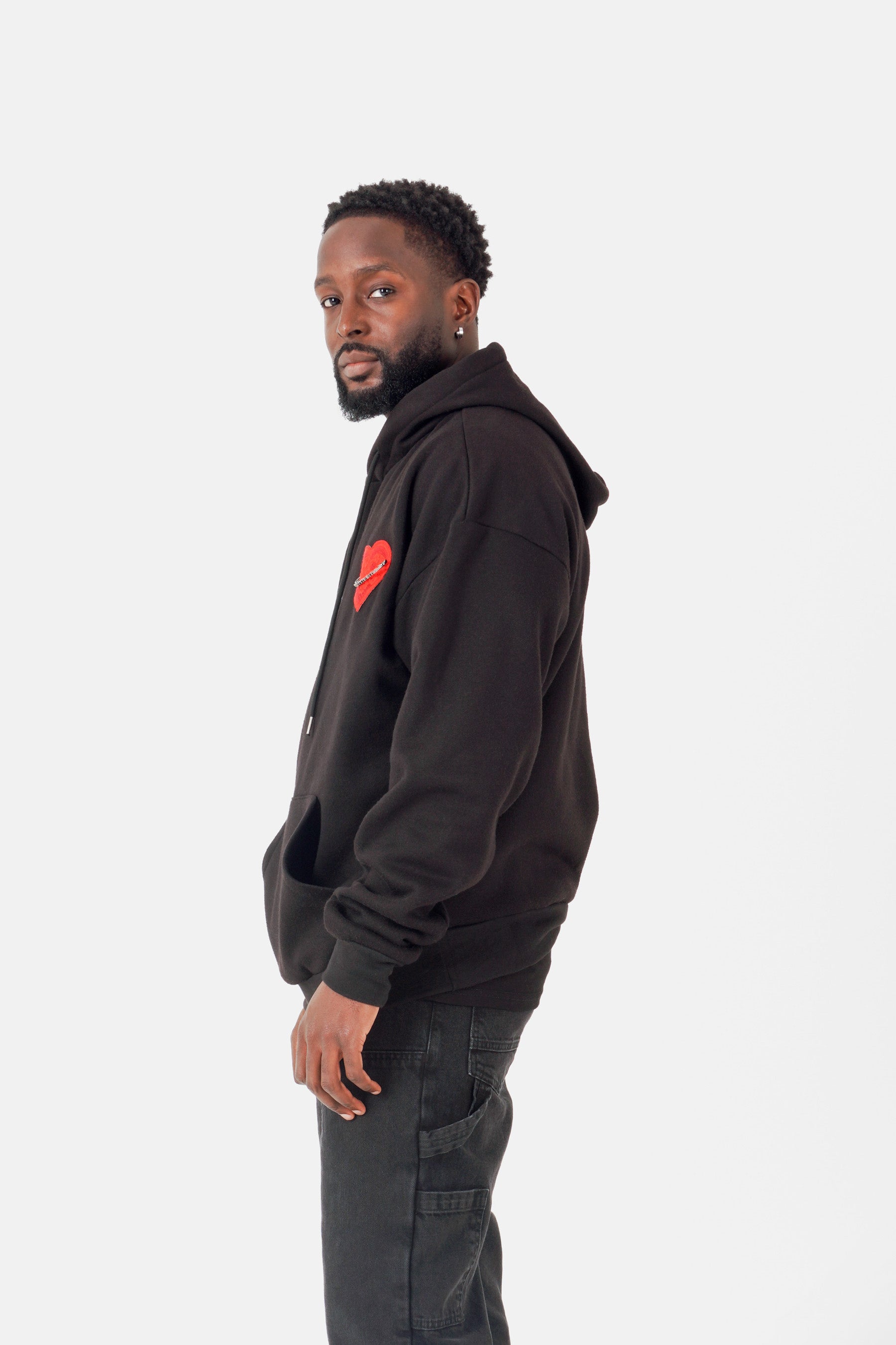 Fleece-Kapuzenpullover mit besticktem Herz. Schwarz