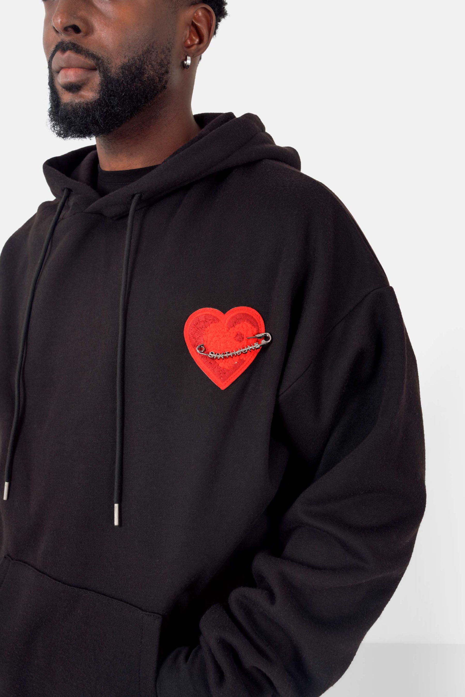 Fleece-Kapuzenpullover mit besticktem Herz. Schwarz