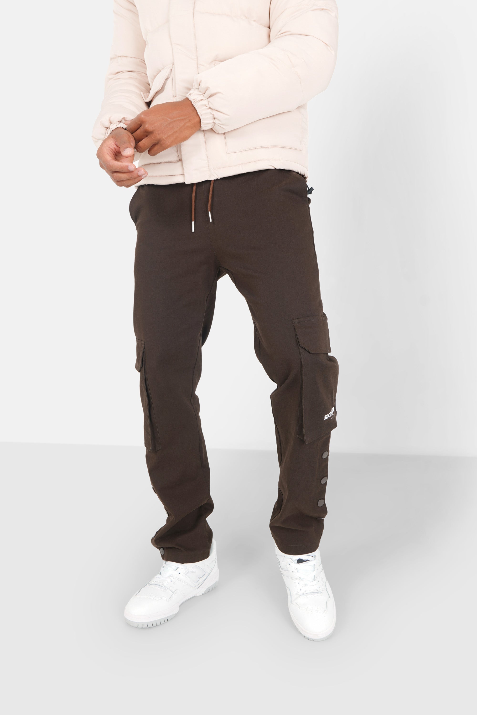 Pantalon cargo boutons chevilles Marron