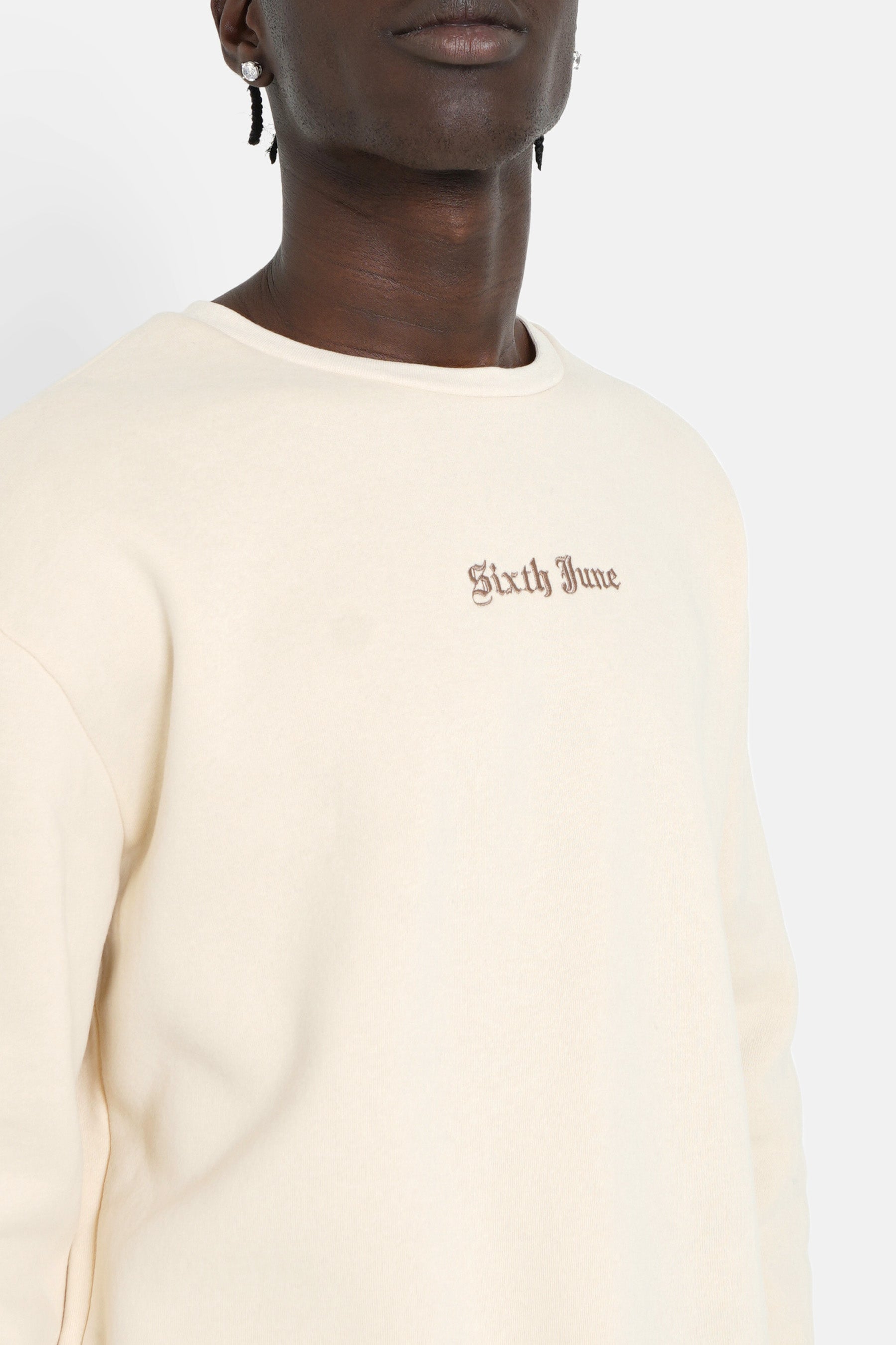 Beigefarbenes Sweatshirt mit Rundhalsausschnitt und Stickerei