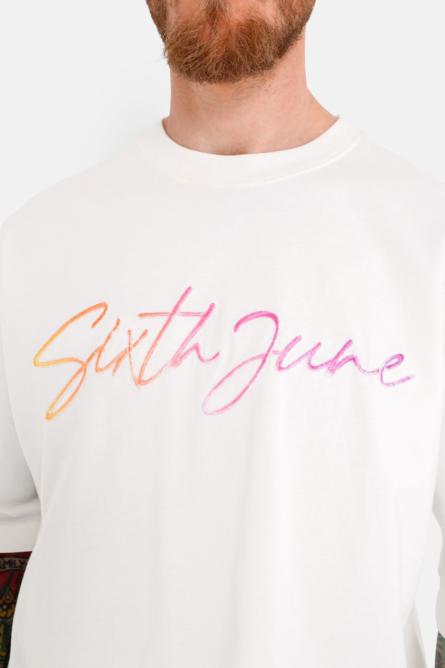 T-Shirt mit charakteristischem geprägtem Logo in Weiß