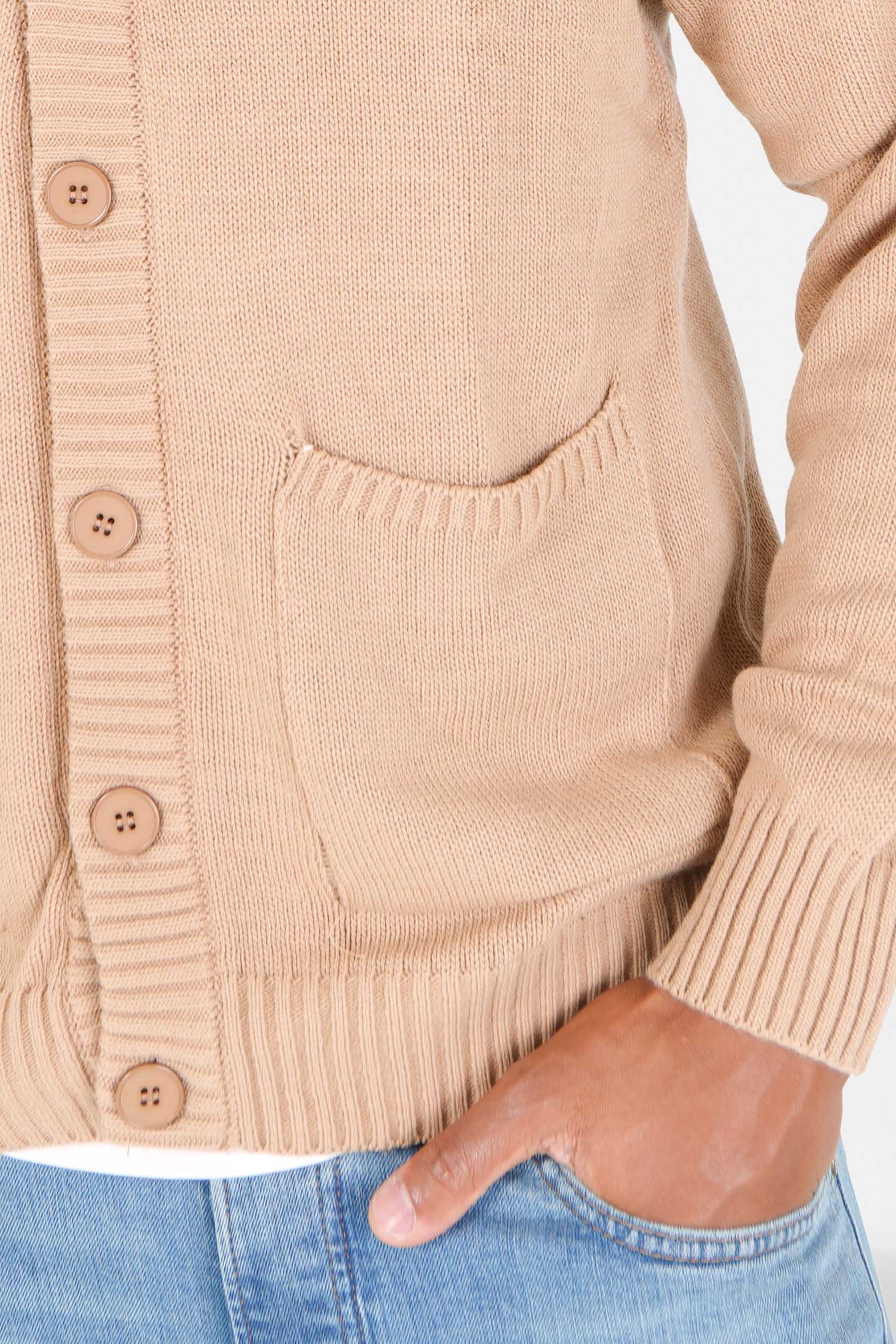 Strickjacke mit besticktem Herzmuster. Dunkelbeige