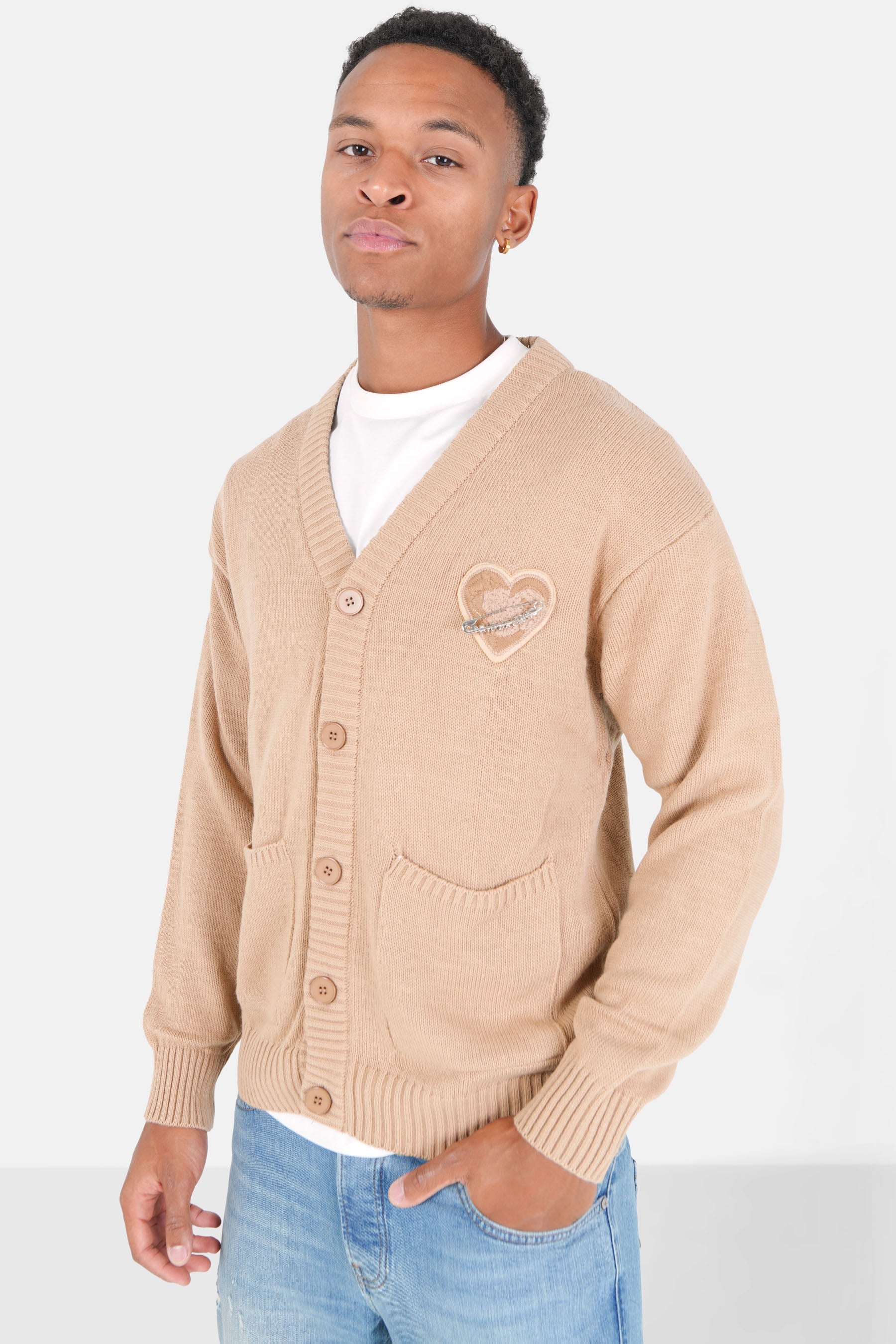 Strickjacke mit besticktem Herzmuster. Dunkelbeige