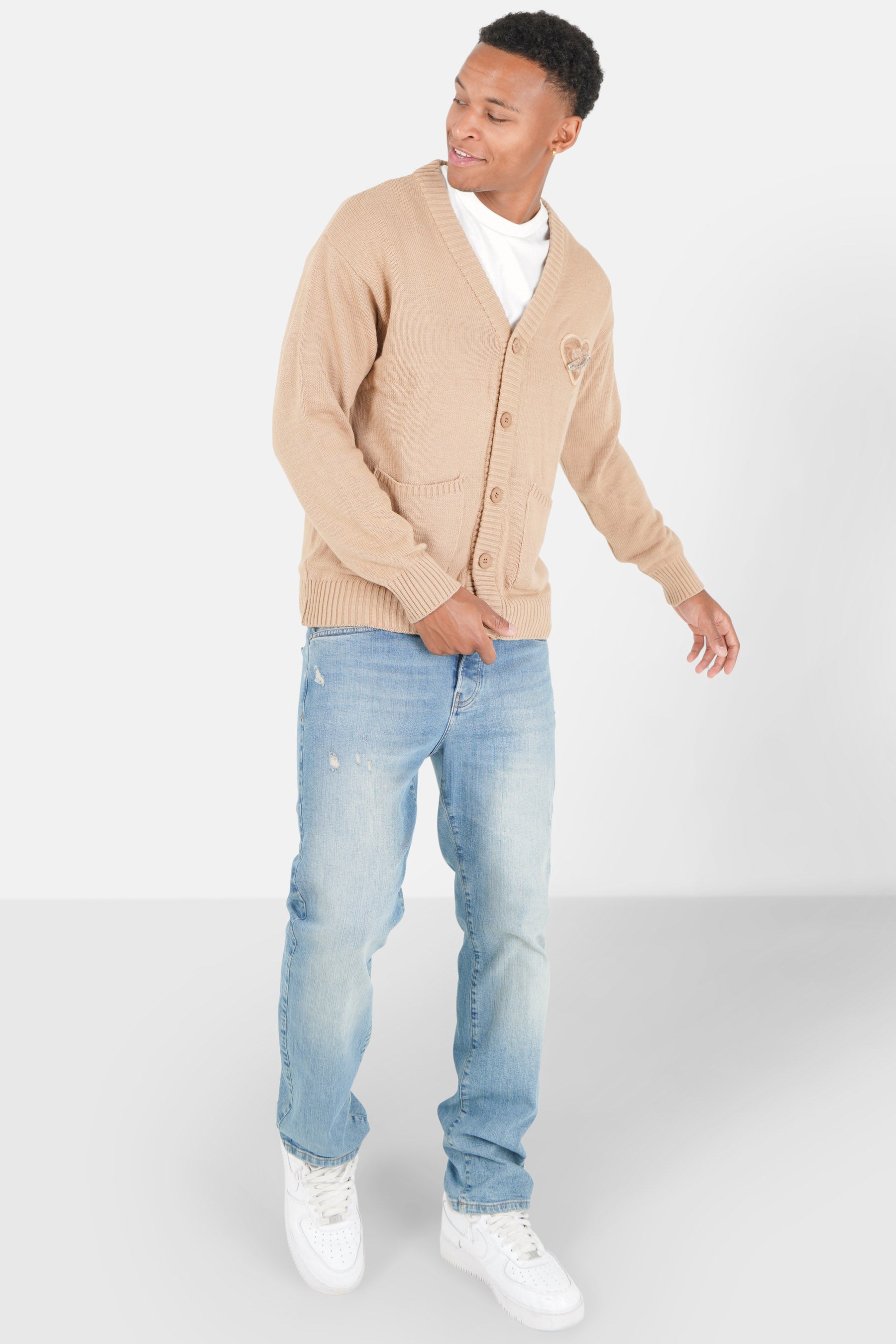 Strickjacke mit besticktem Herzmuster. Dunkelbeige