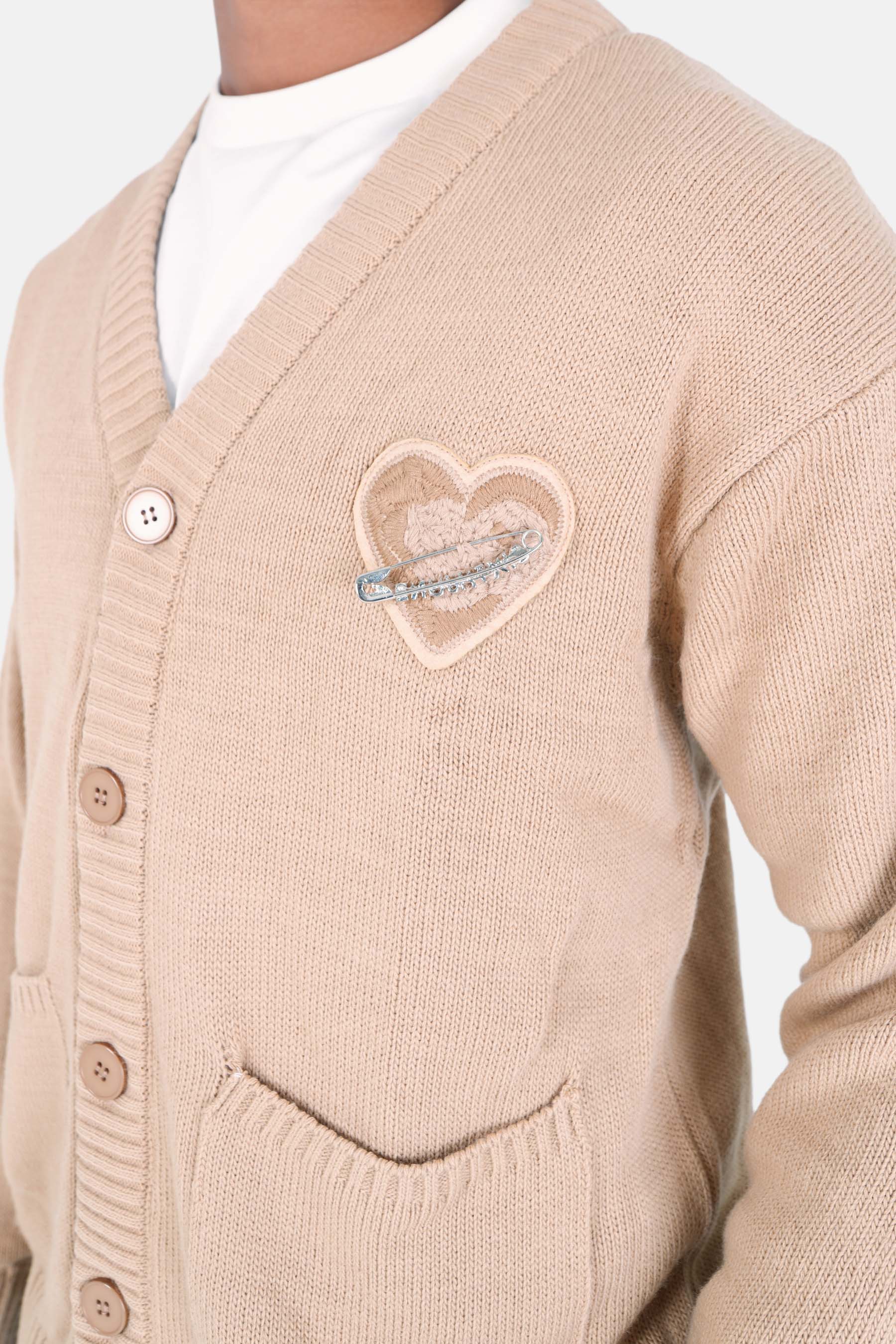 Strickjacke mit besticktem Herzmuster. Dunkelbeige