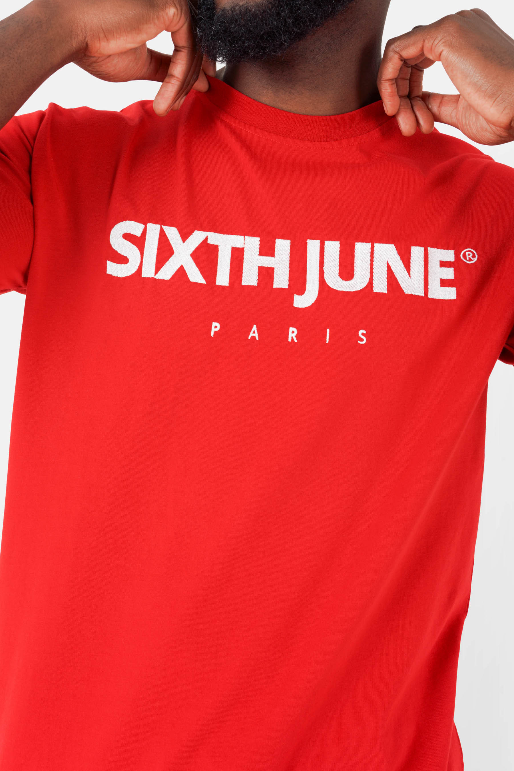 T-Shirt mit aufgesticktem Paris-Logo. Rot