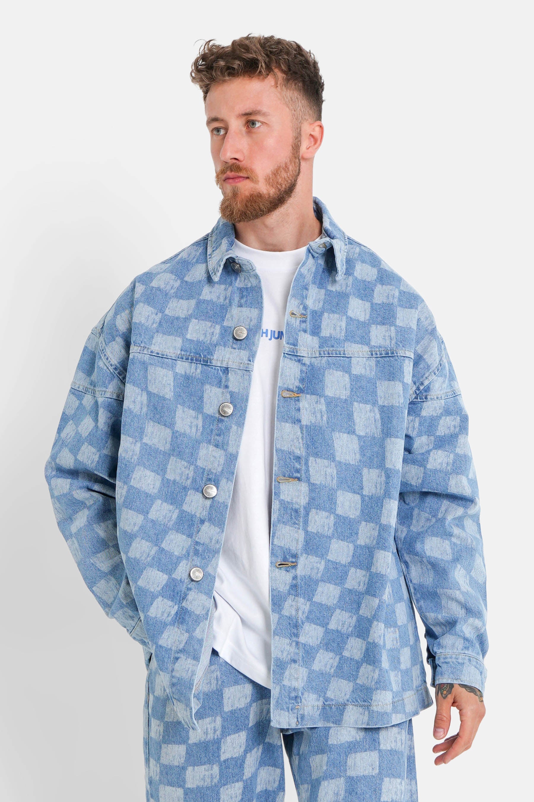 Blaue Jacke mit Schachbrettmuster