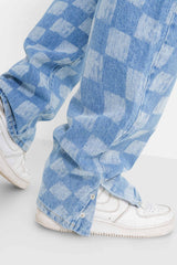 Blaue Jeans mit Schachbrettmuster