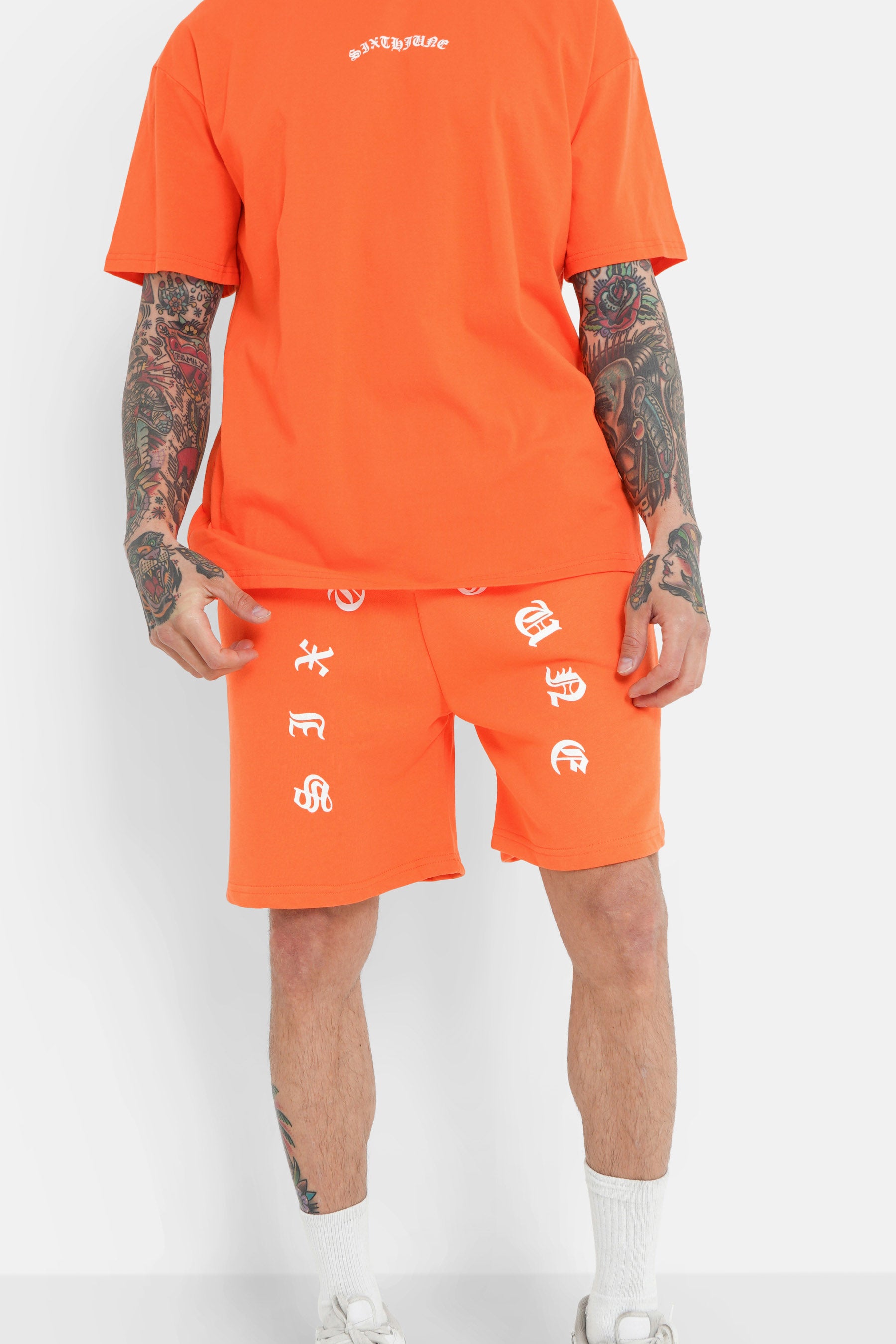 Orangefarbene Gothic-Shorts