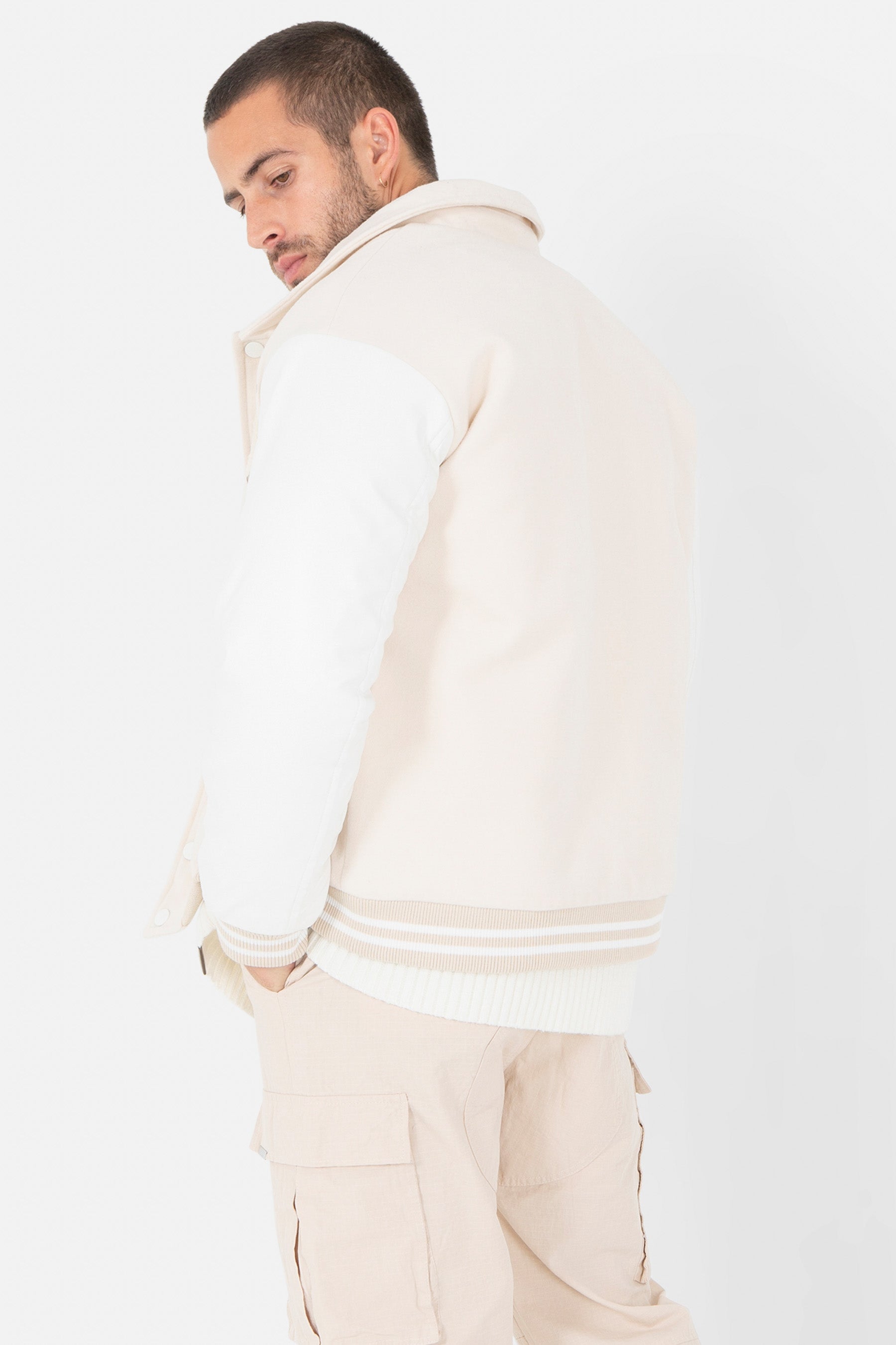 Beige bestickte Initialenjacke