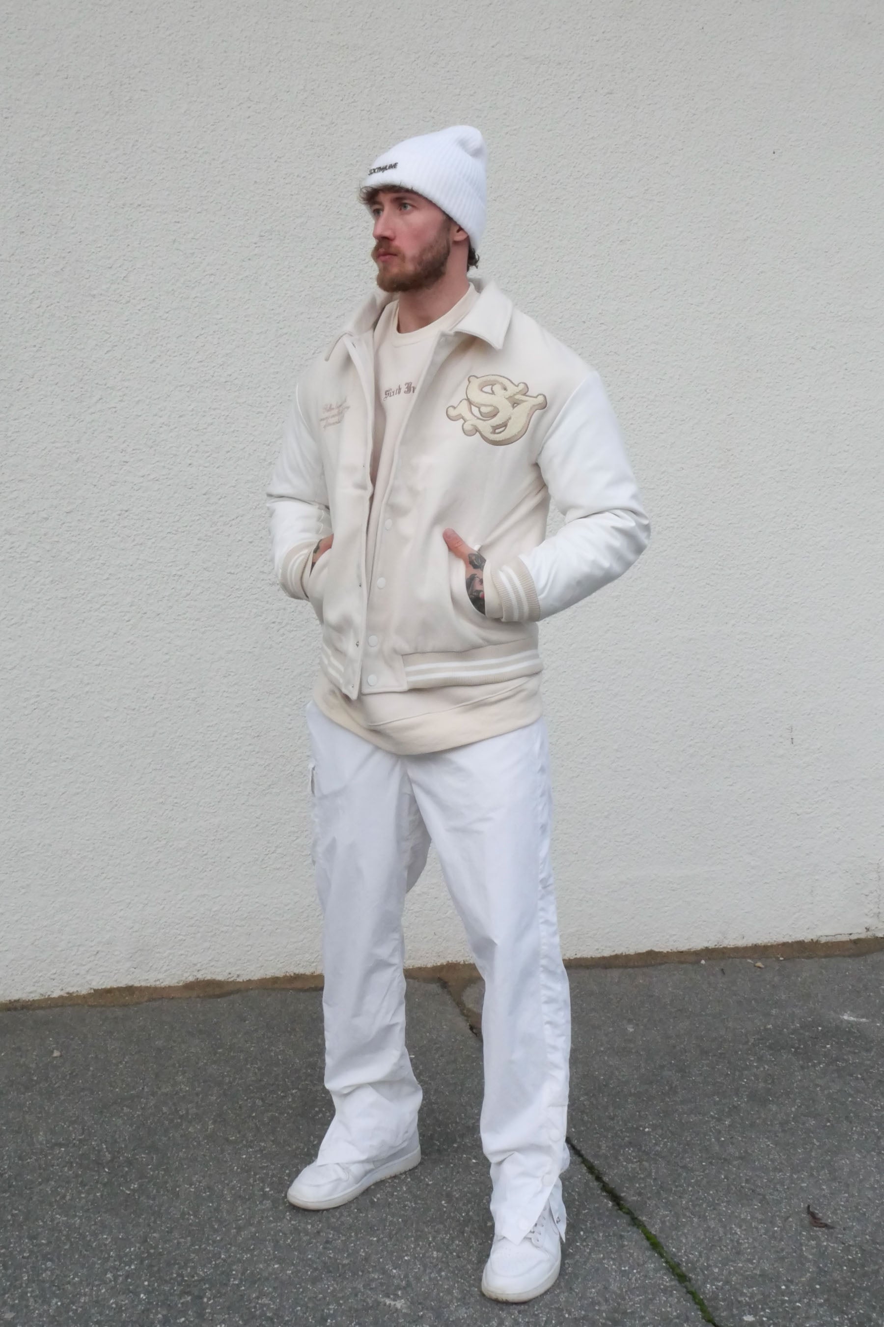 Beige bestickte Initialenjacke