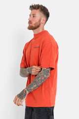 Orangefarbenes T-Shirt mit Logo-Patch auf der Rückseite