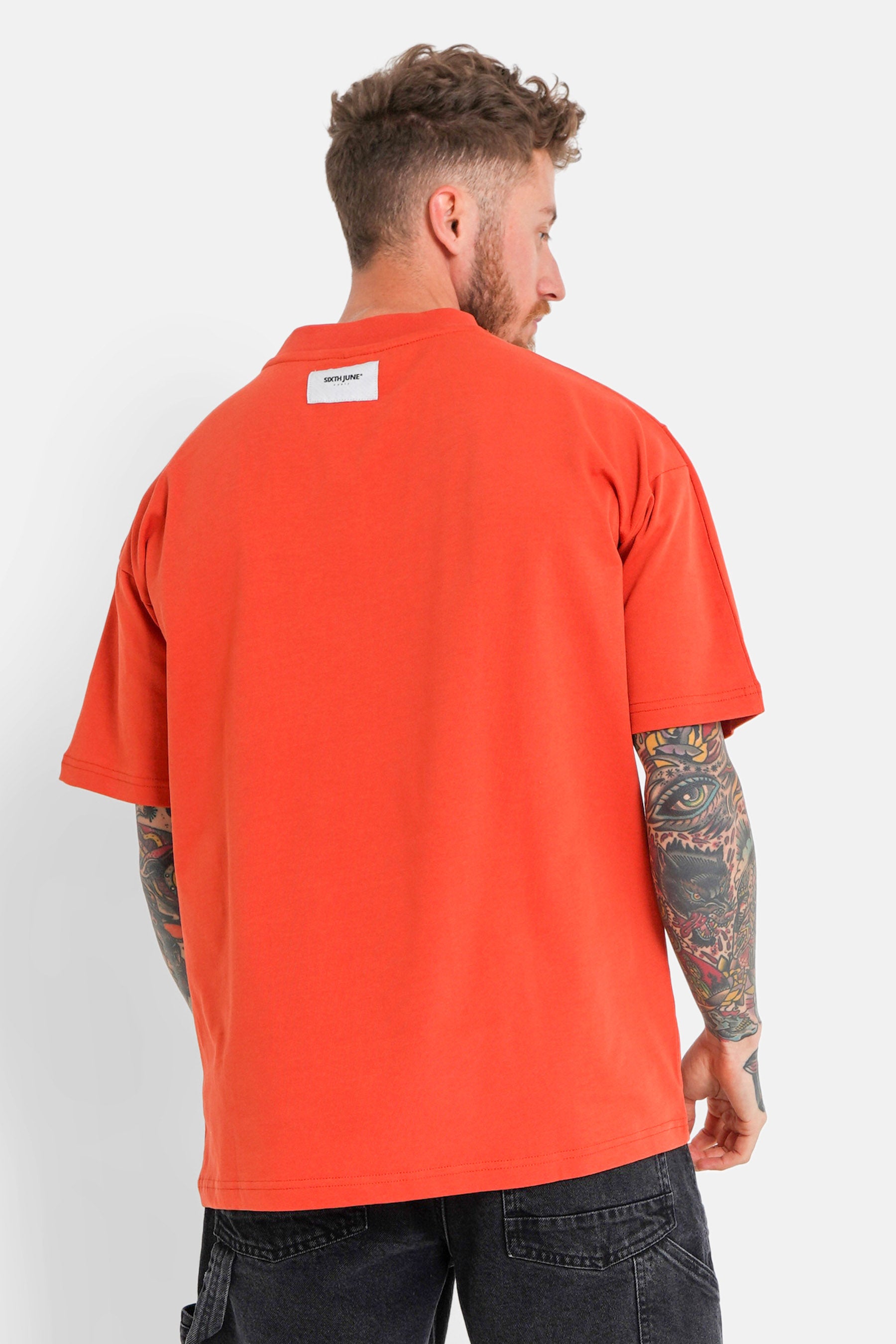Orangefarbenes T-Shirt mit Logo-Patch auf der Rückseite