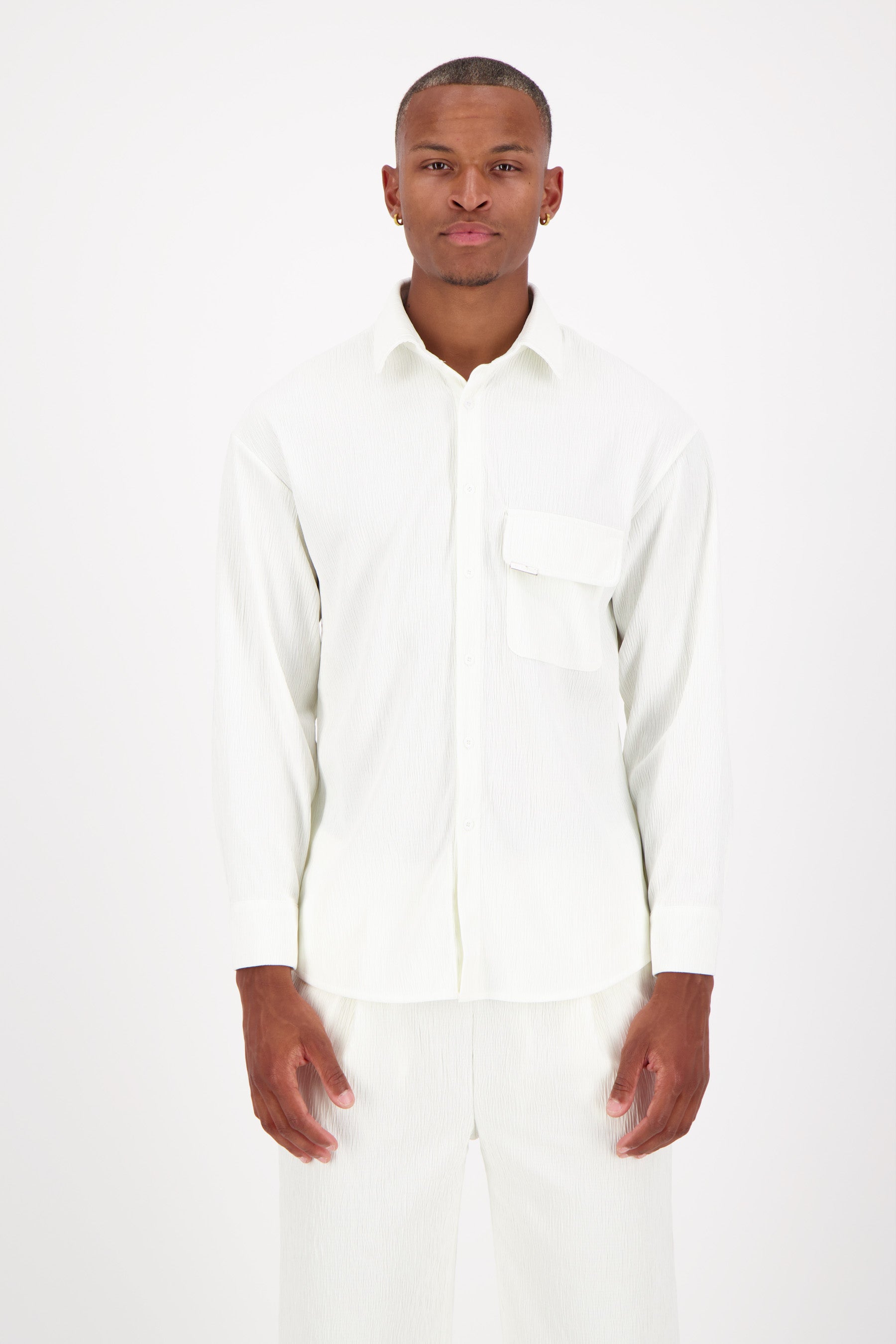 Glänzendes, fließend strukturiertes Hemd in Weiß