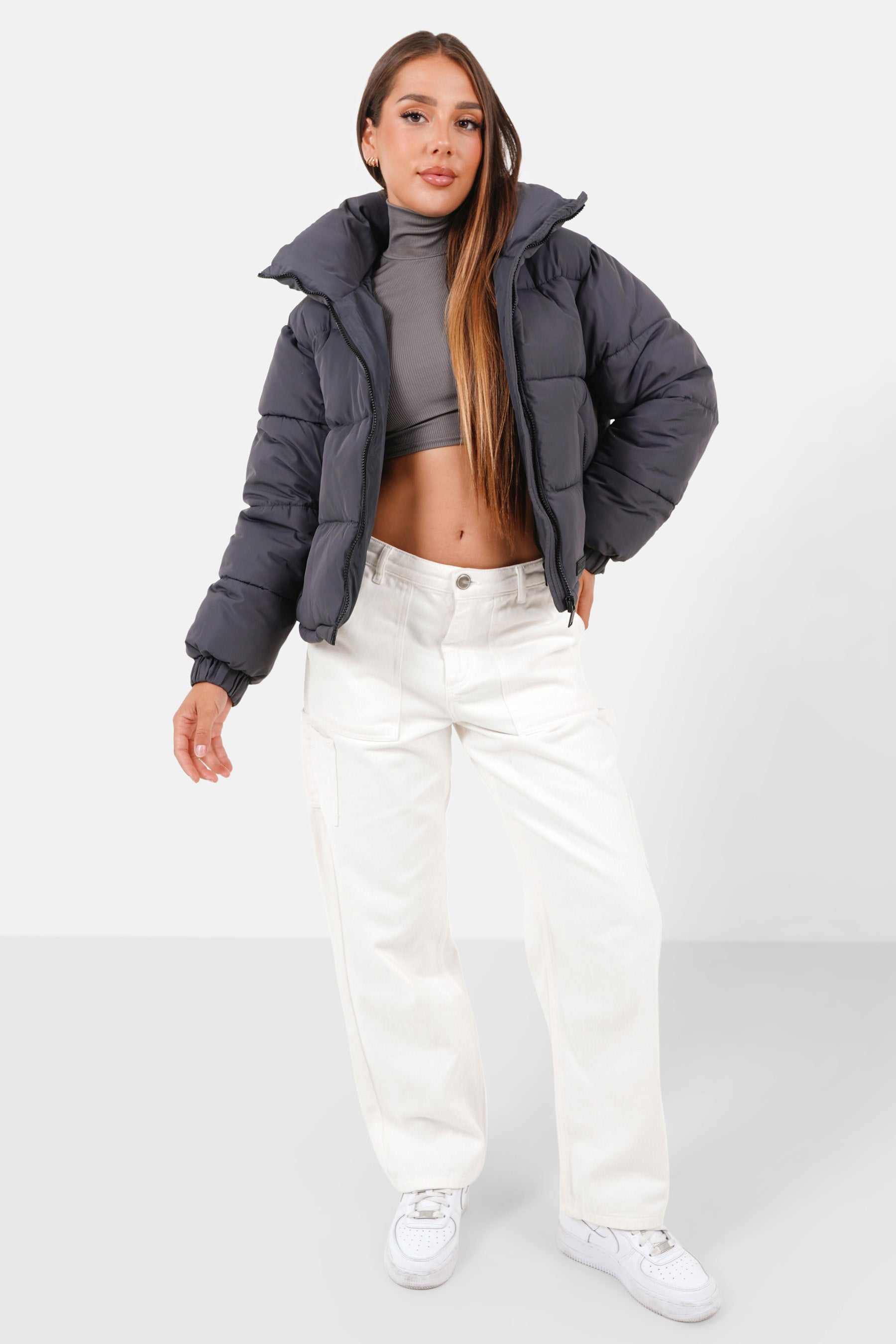 Kurze gesteppte Daunenjacke Dunkelgrau