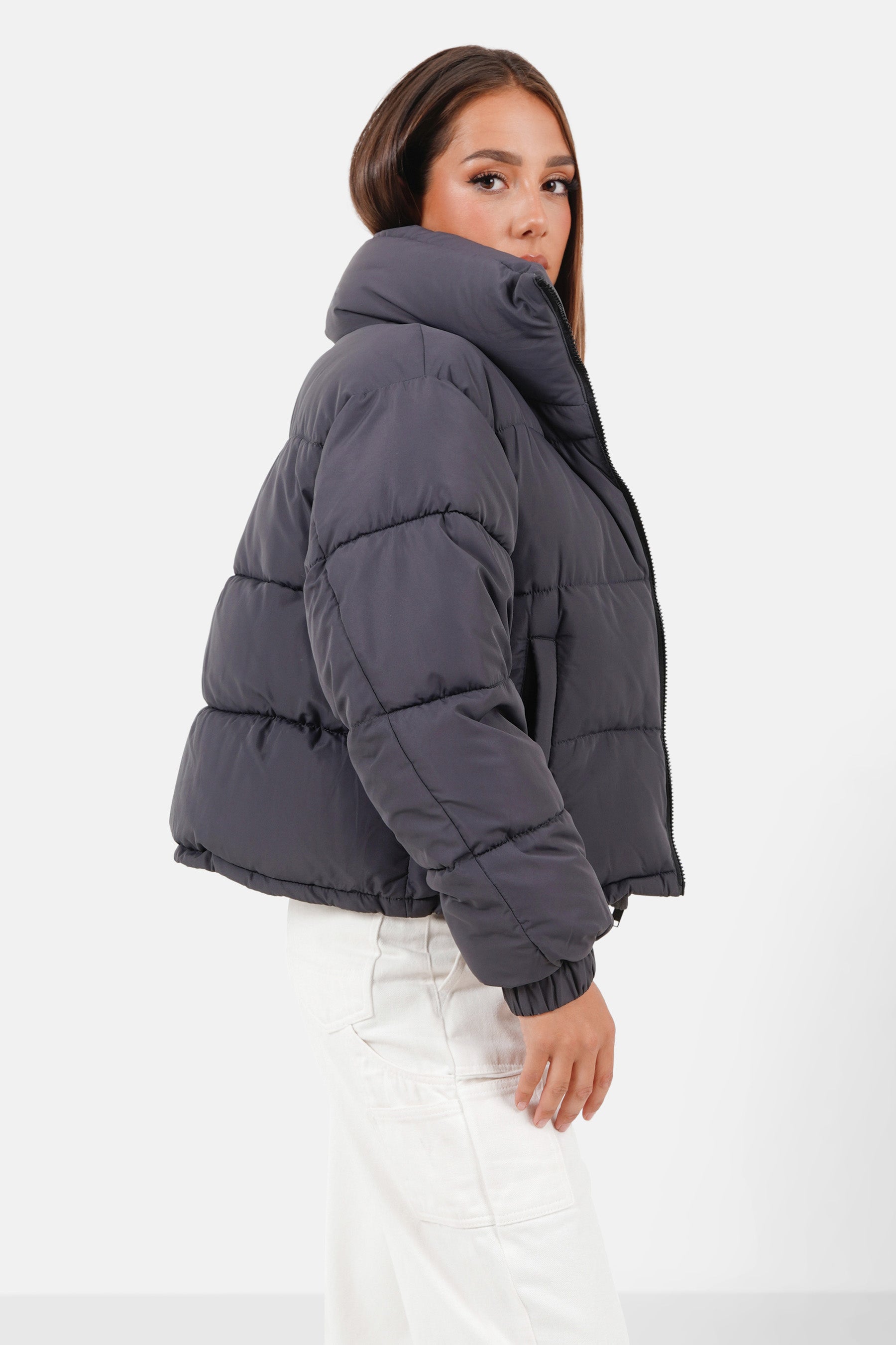 Kurze gesteppte Daunenjacke Dunkelgrau