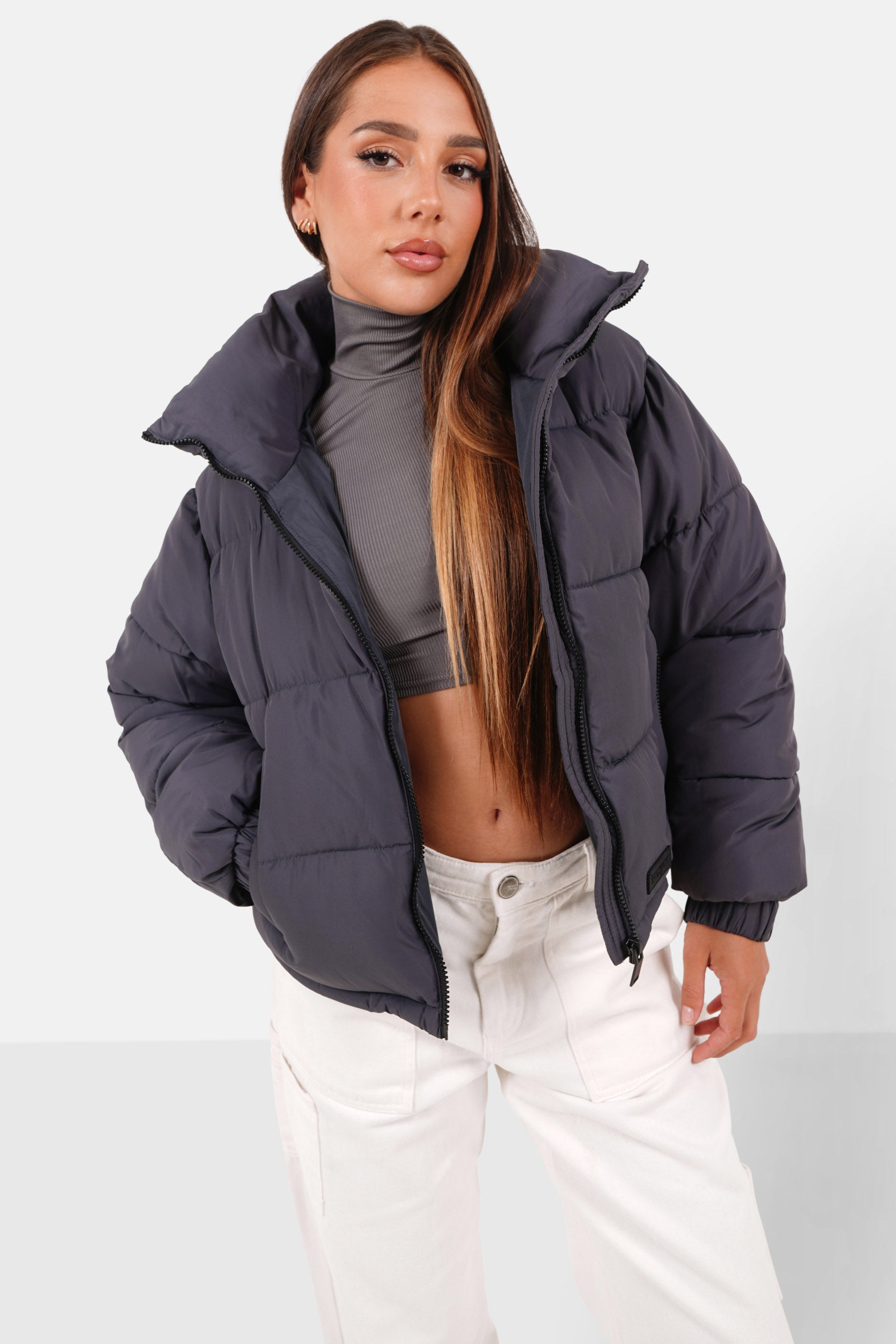 Kurze gesteppte Daunenjacke Dunkelgrau