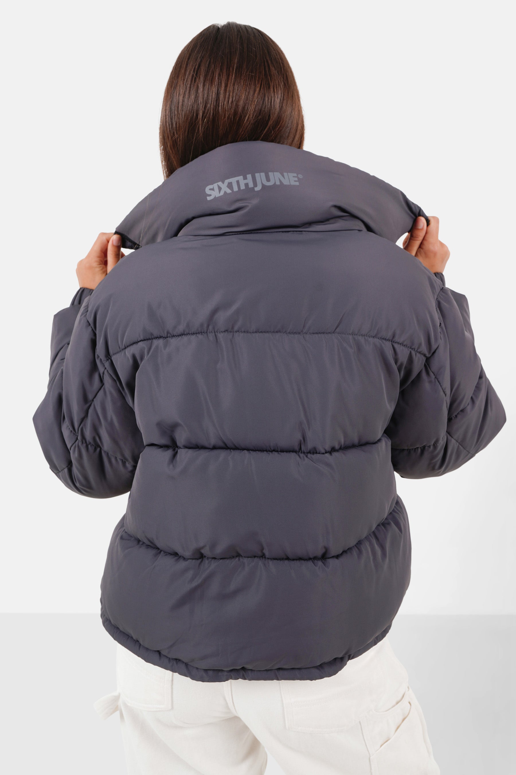 Kurze gesteppte Daunenjacke Dunkelgrau