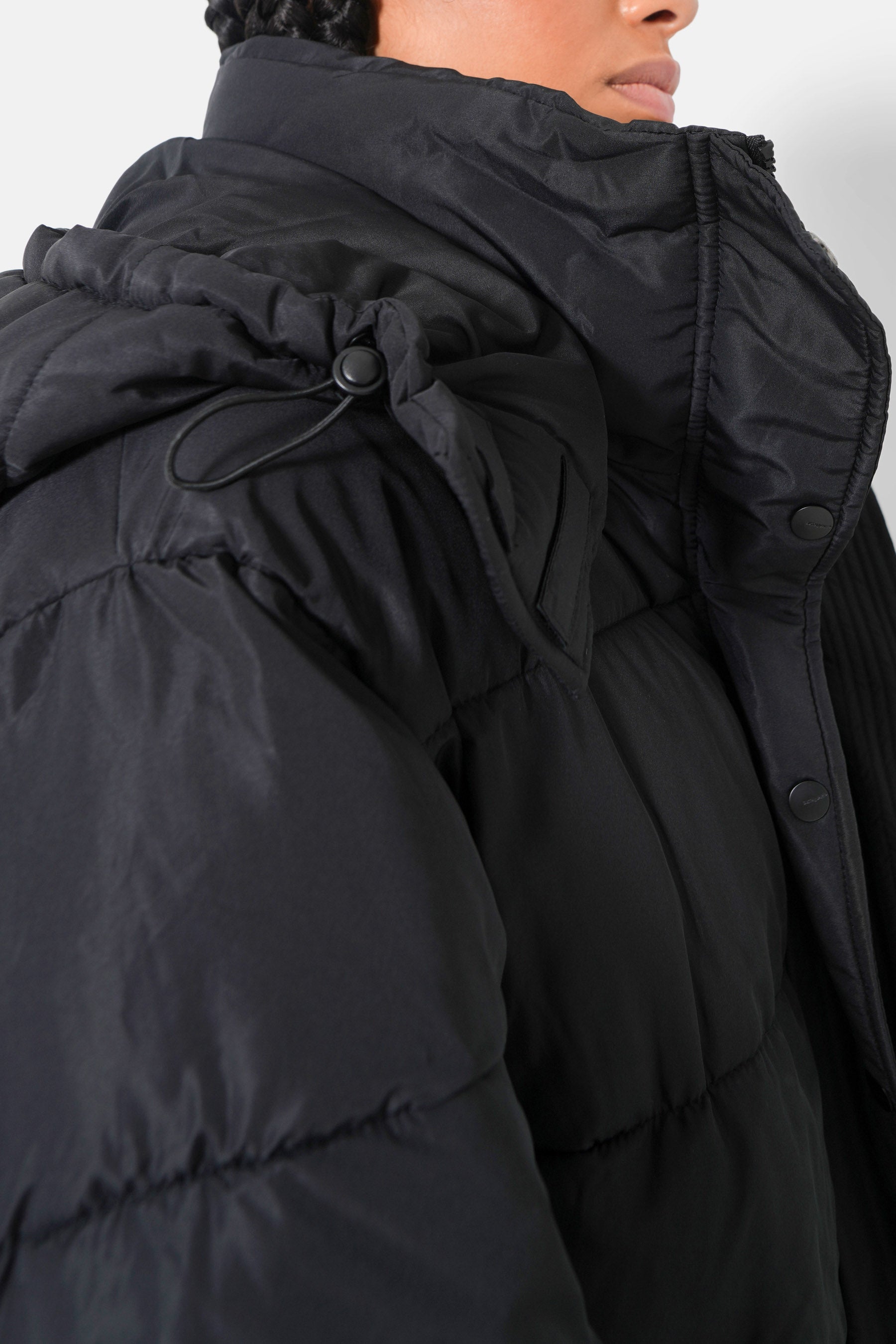 Lange, übergroße Daunenjacke in Schwarz