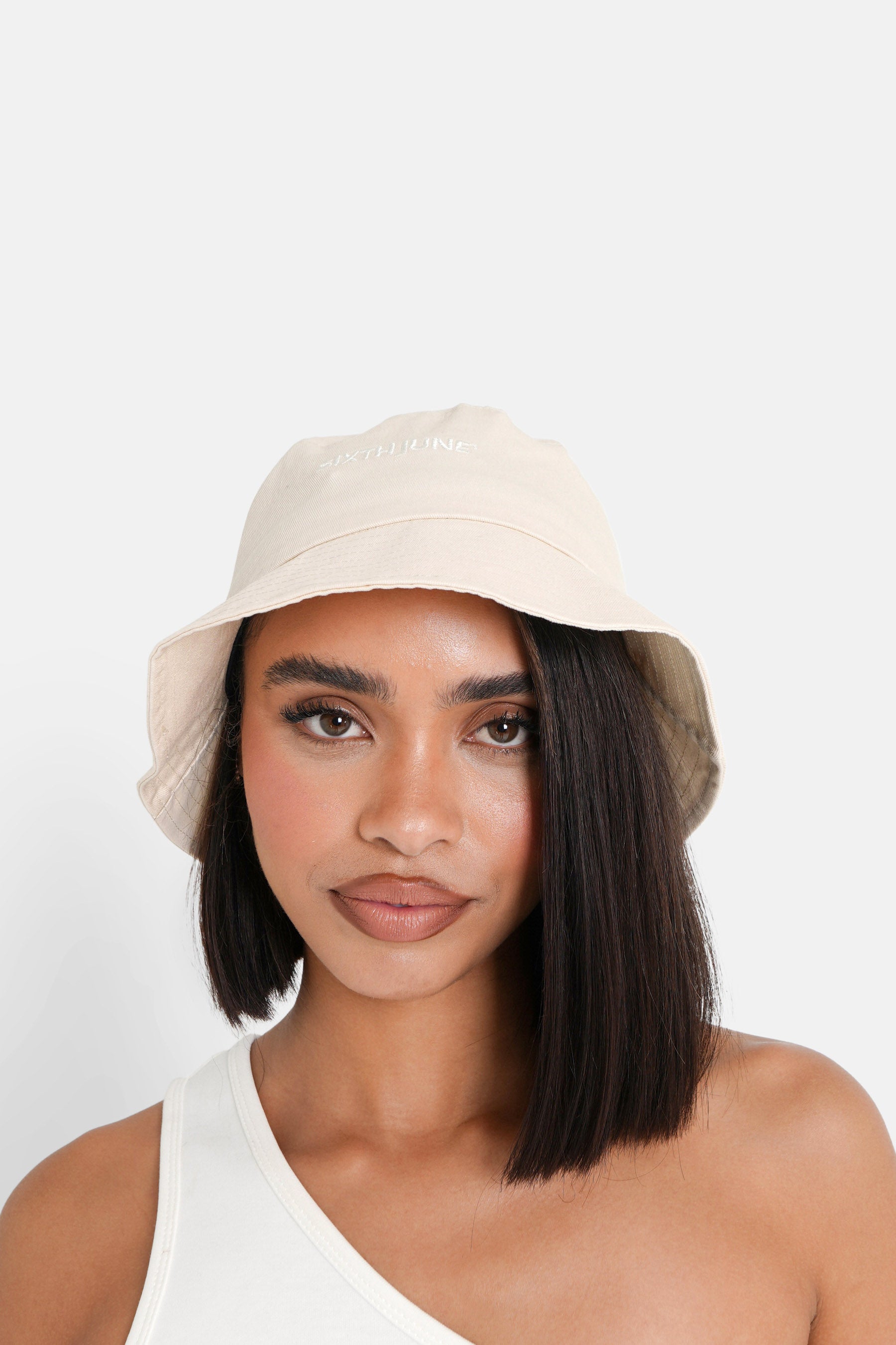 Bob logo brodé beige