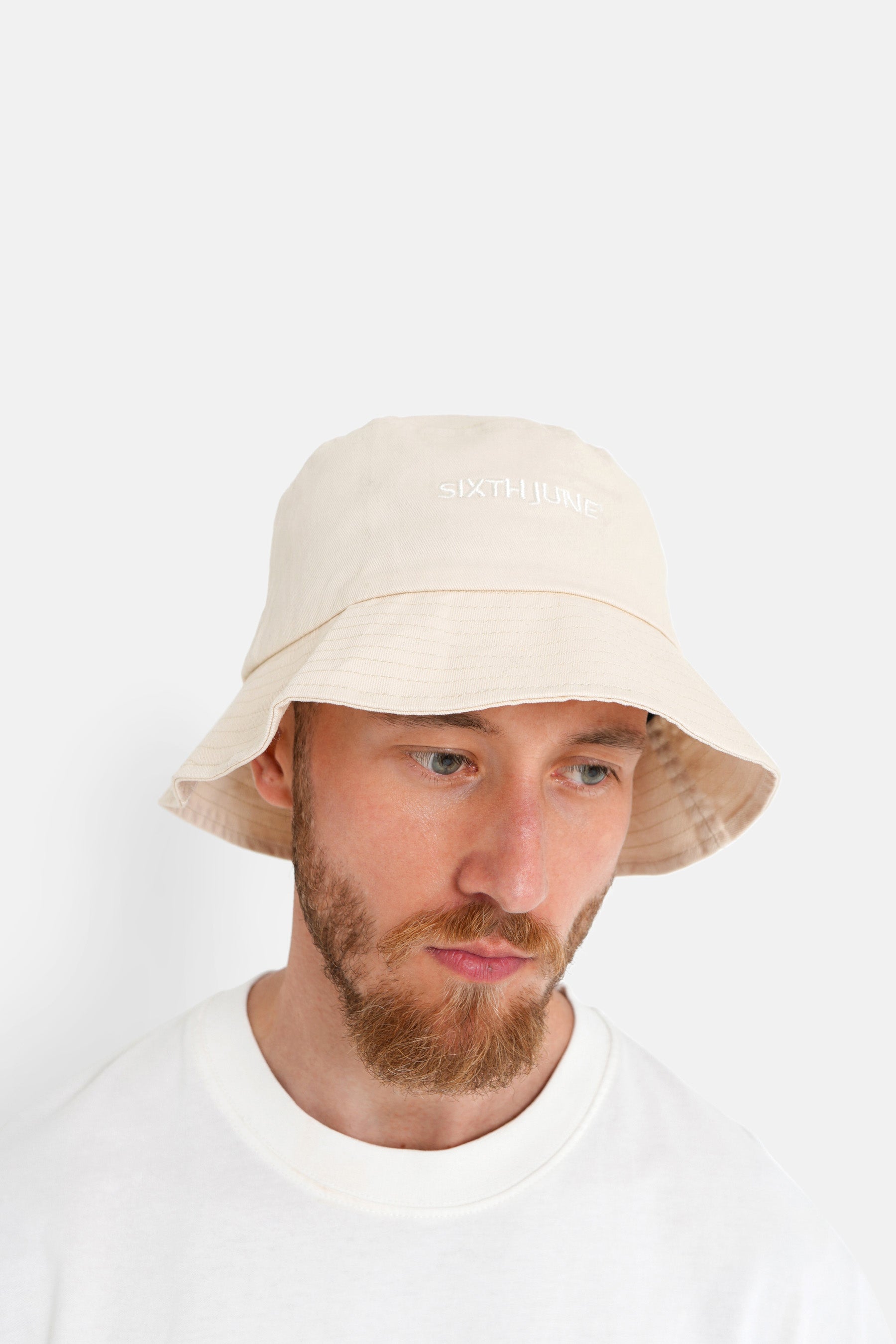 Bob logo brodé beige