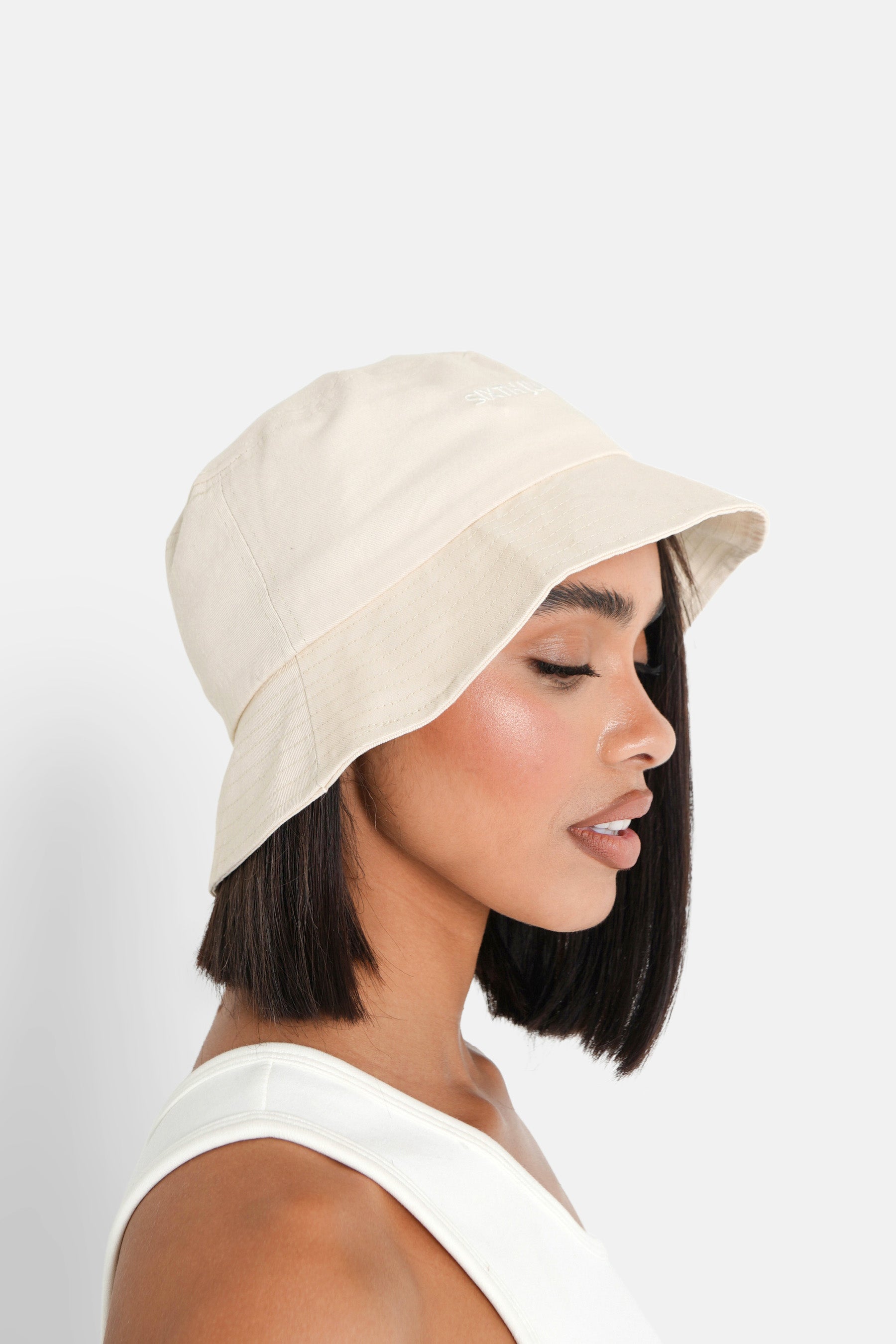 Bob logo brodé beige