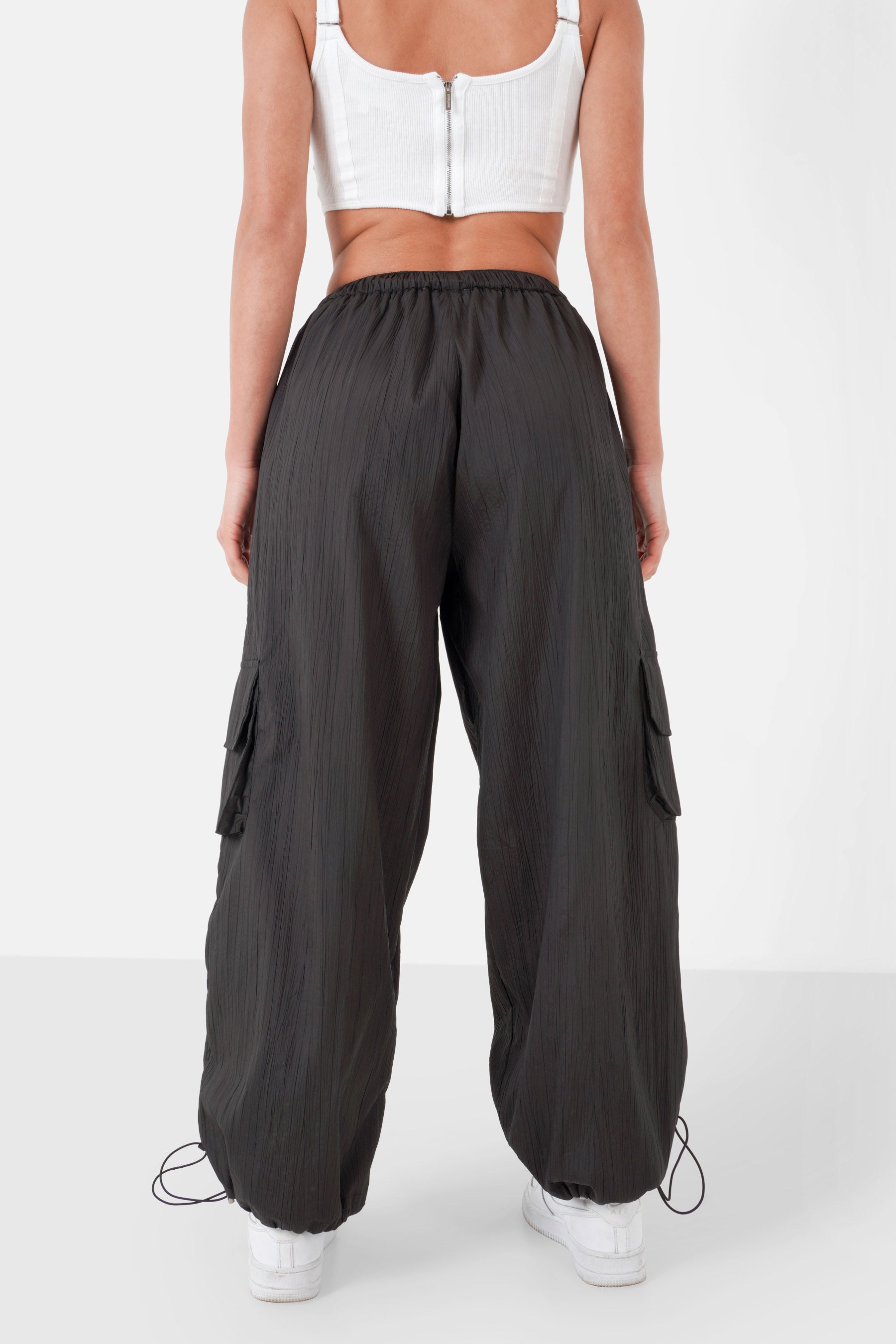 Strukturierte Cargo-Fallschirmhose Schwarz