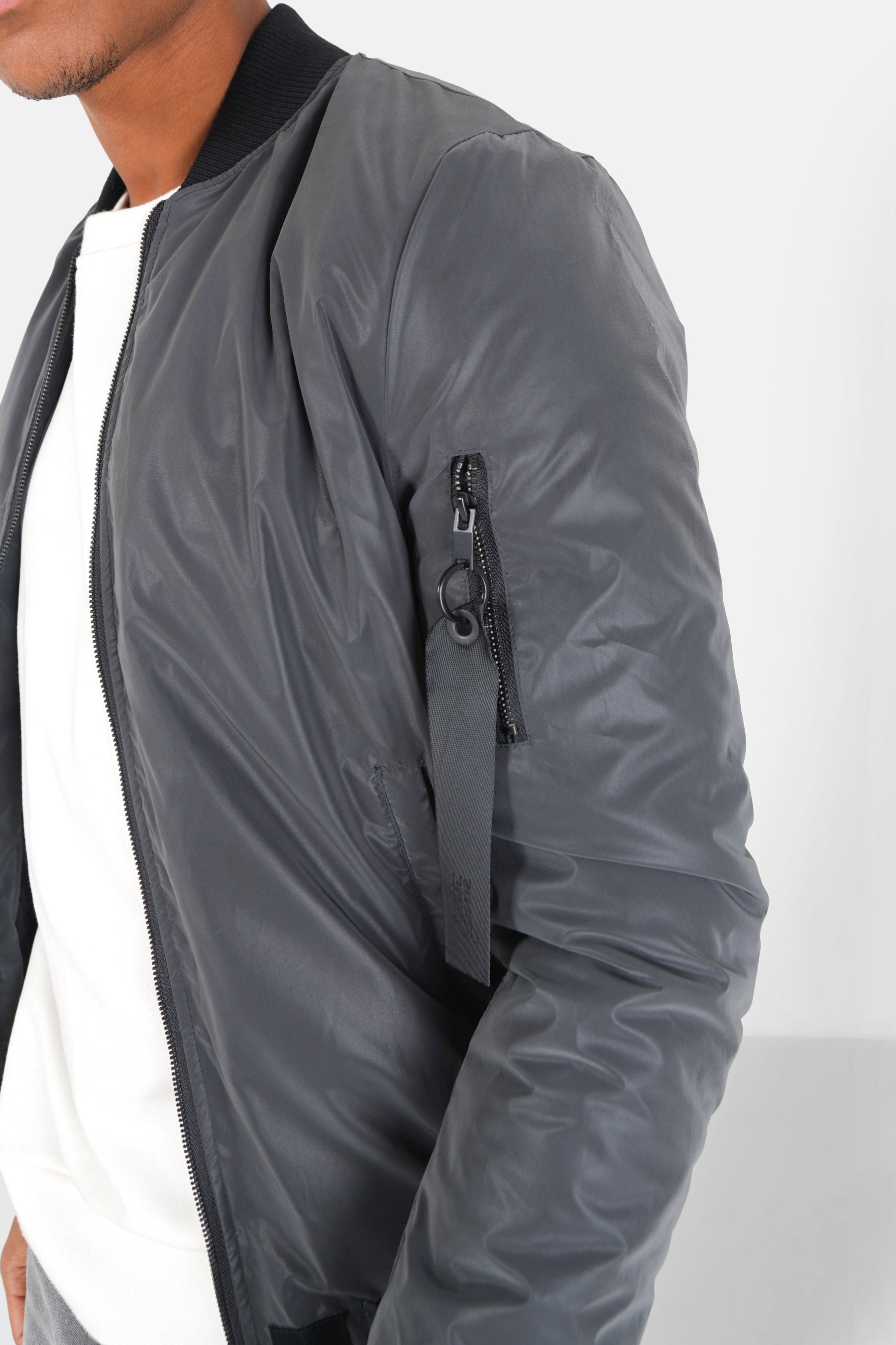 Schwarze reflektierende Bomberjacke