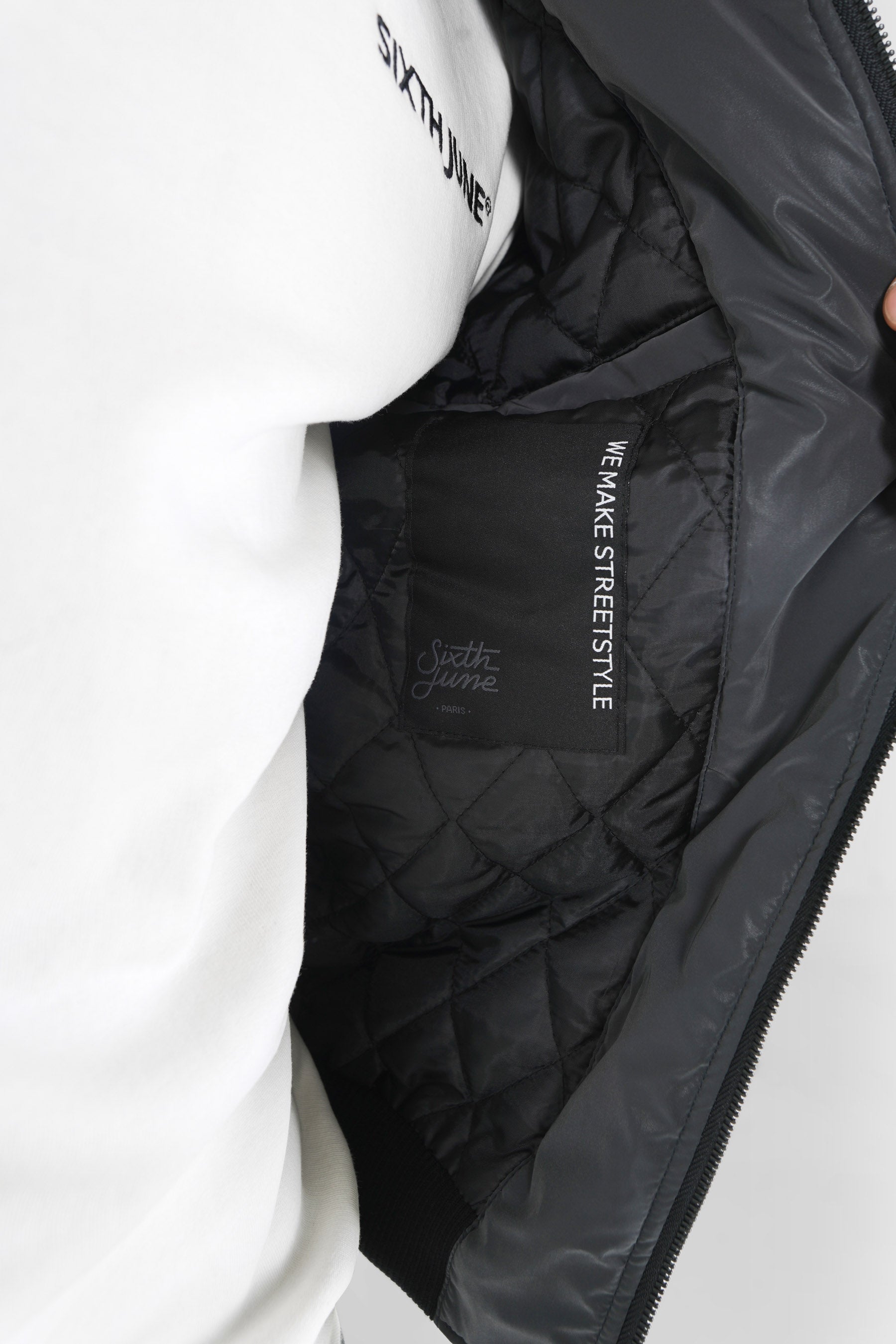 Schwarze reflektierende Bomberjacke