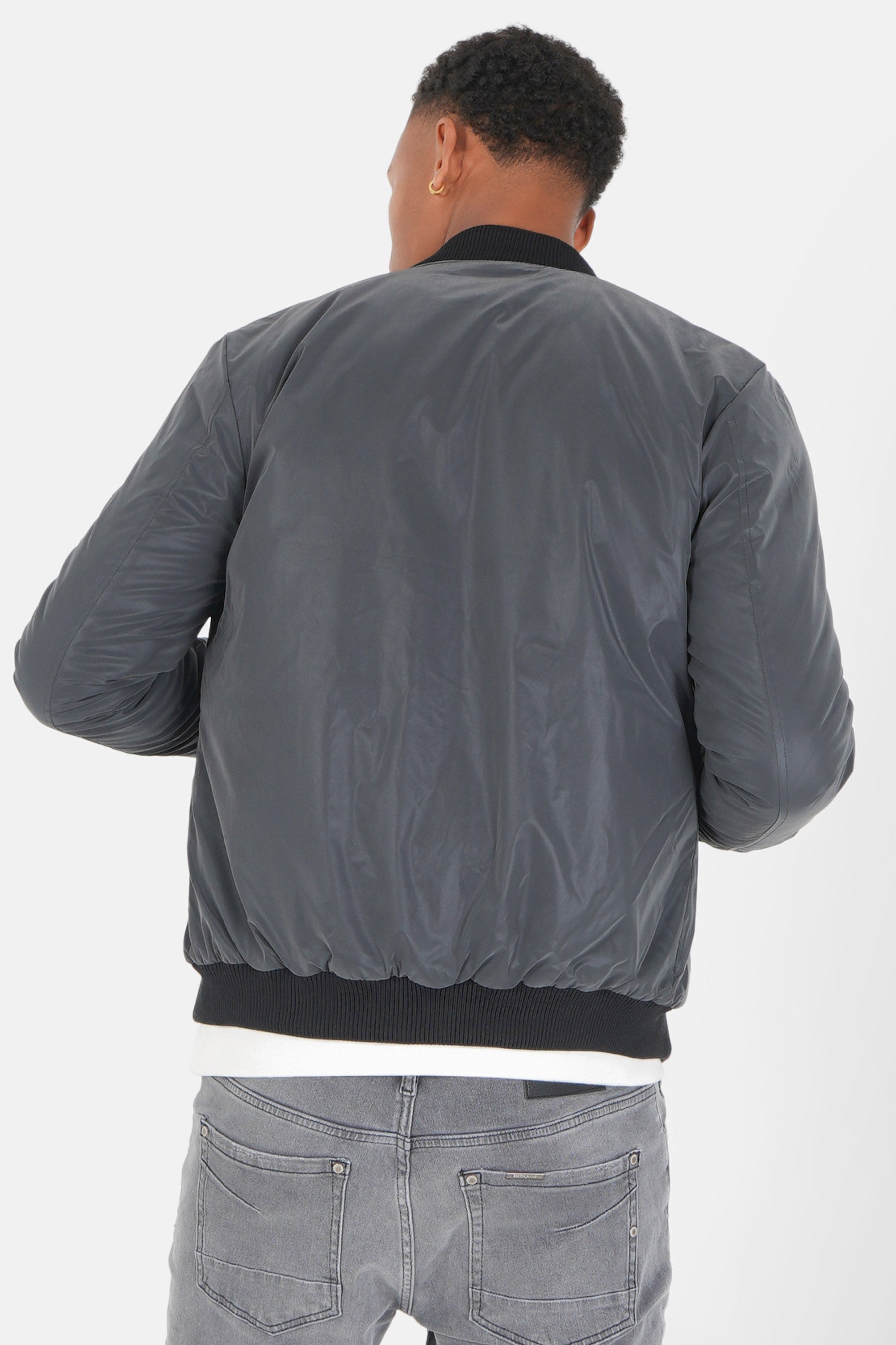 Schwarze reflektierende Bomberjacke