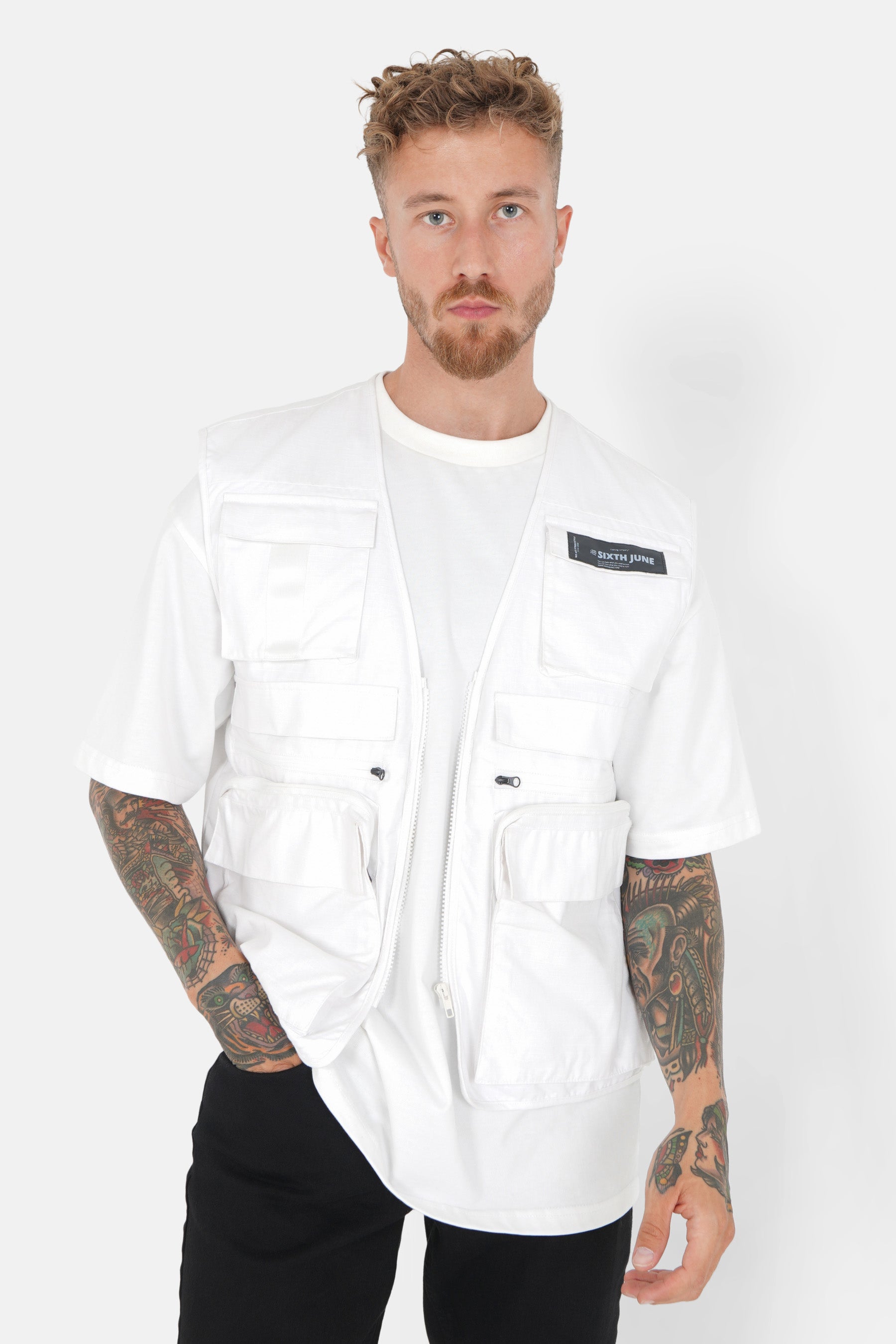 Weiße Weste mit mehreren Taschen und Reißverschluss