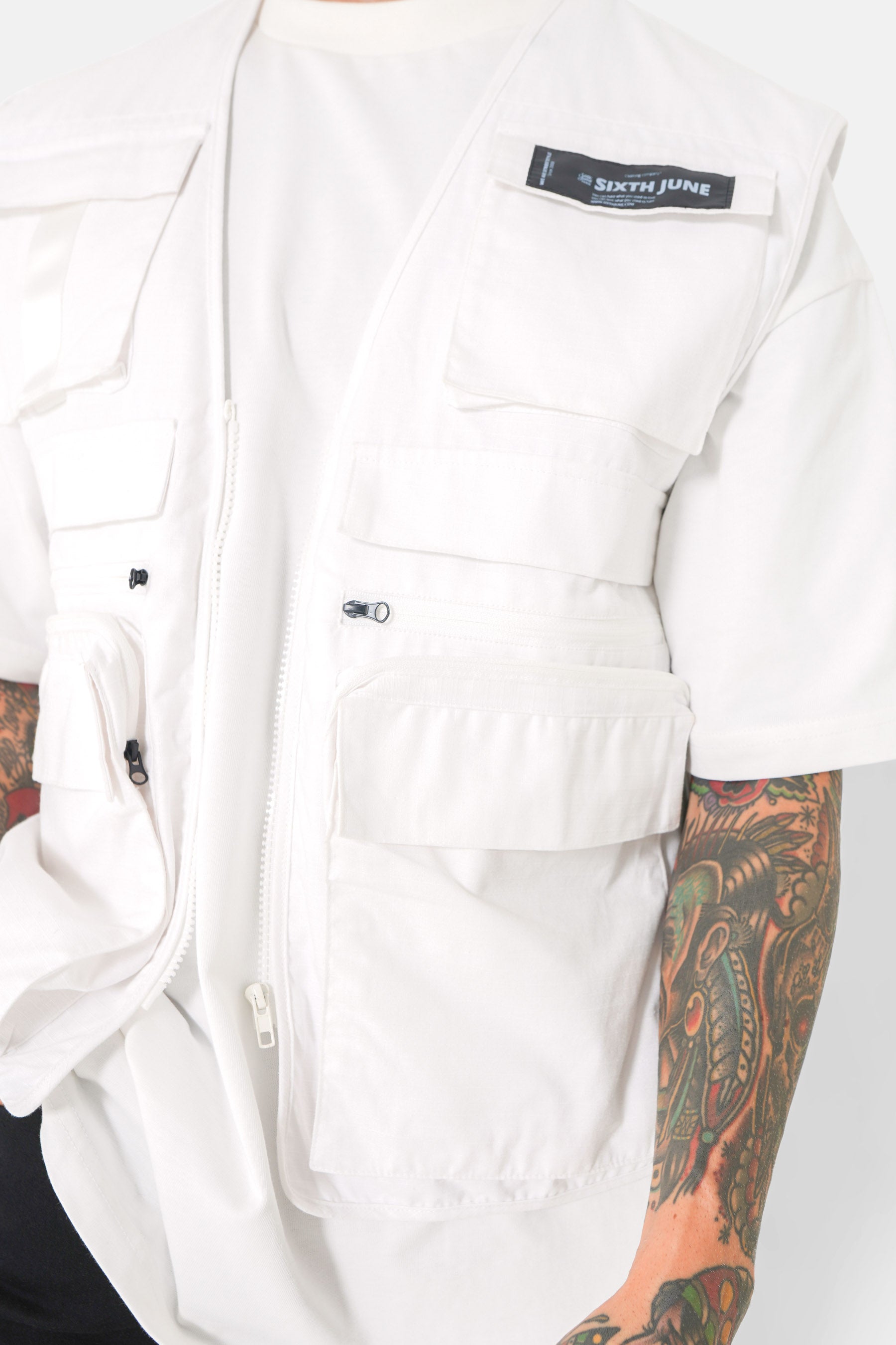 Weiße Weste mit mehreren Taschen und Reißverschluss