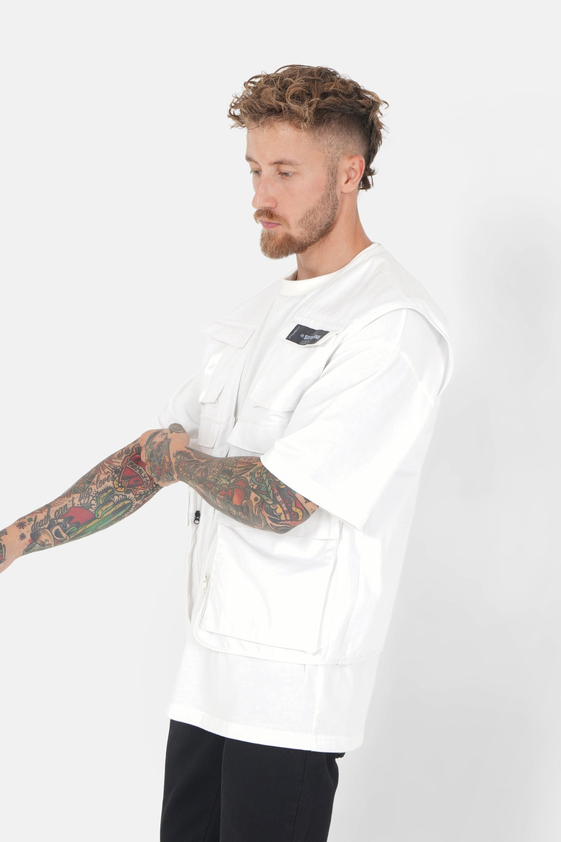 Weiße Weste mit mehreren Taschen und Reißverschluss