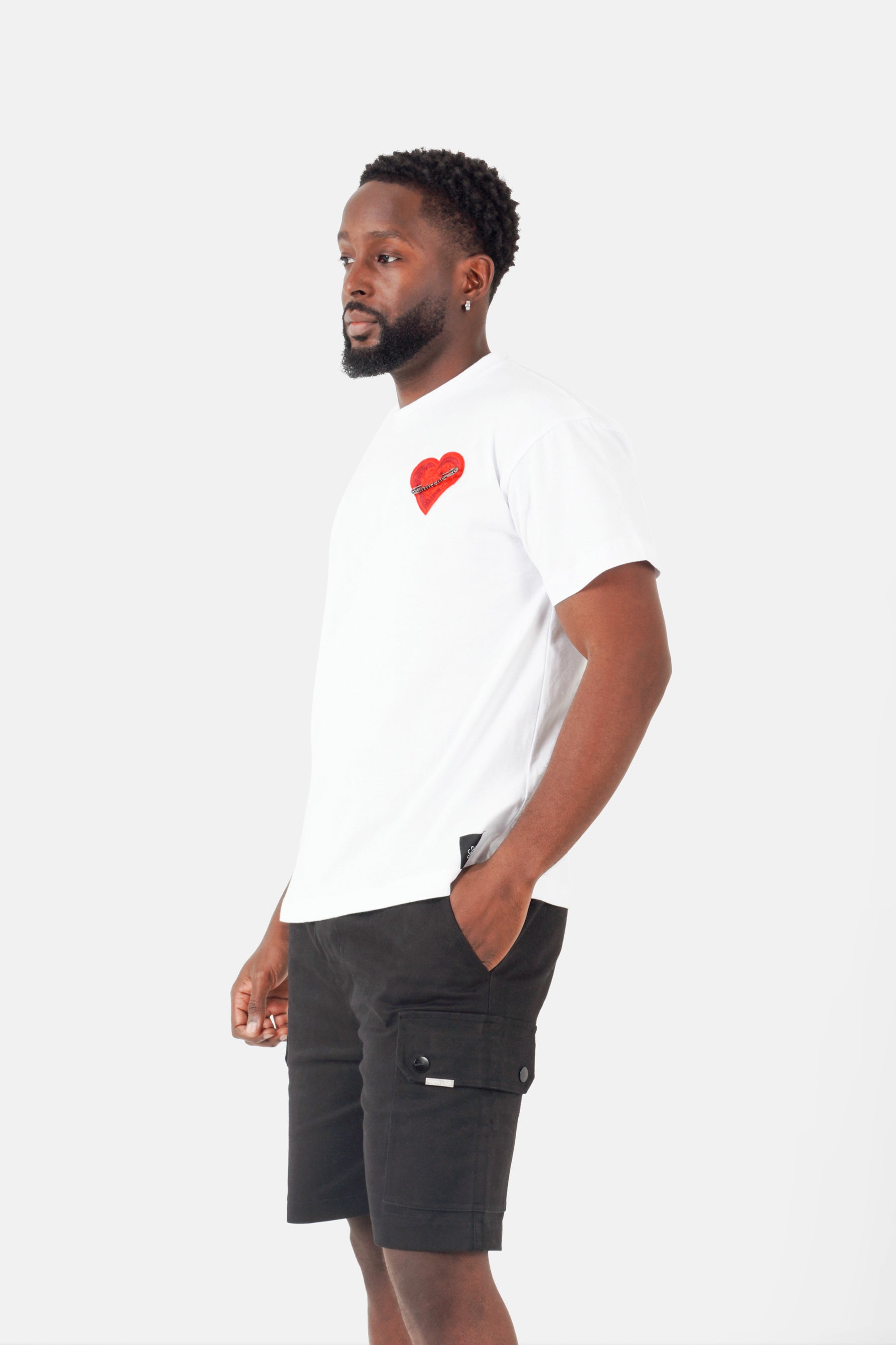 T-Shirt mit besticktem Herz. Weiß