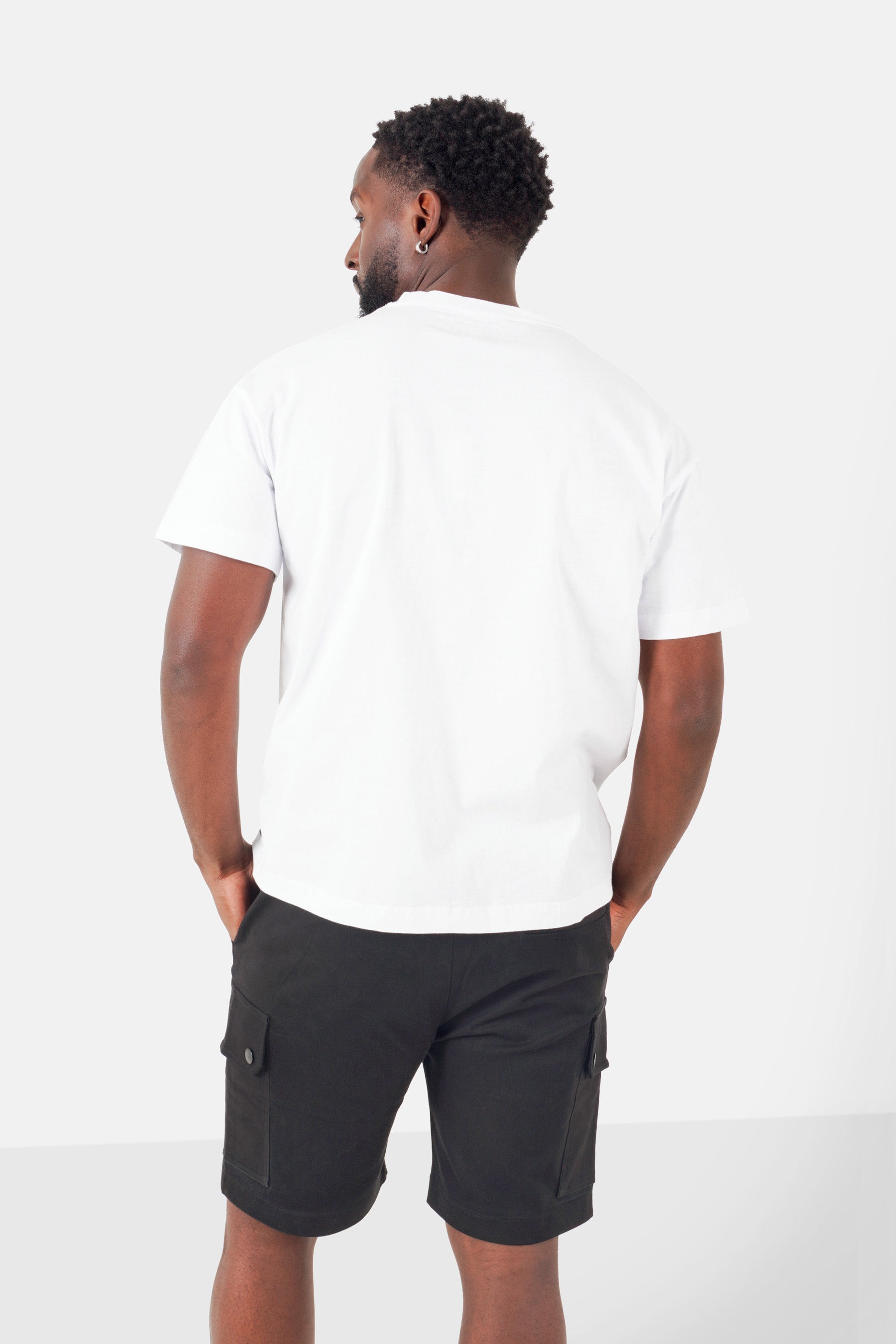 T-Shirt mit besticktem Herz. Weiß