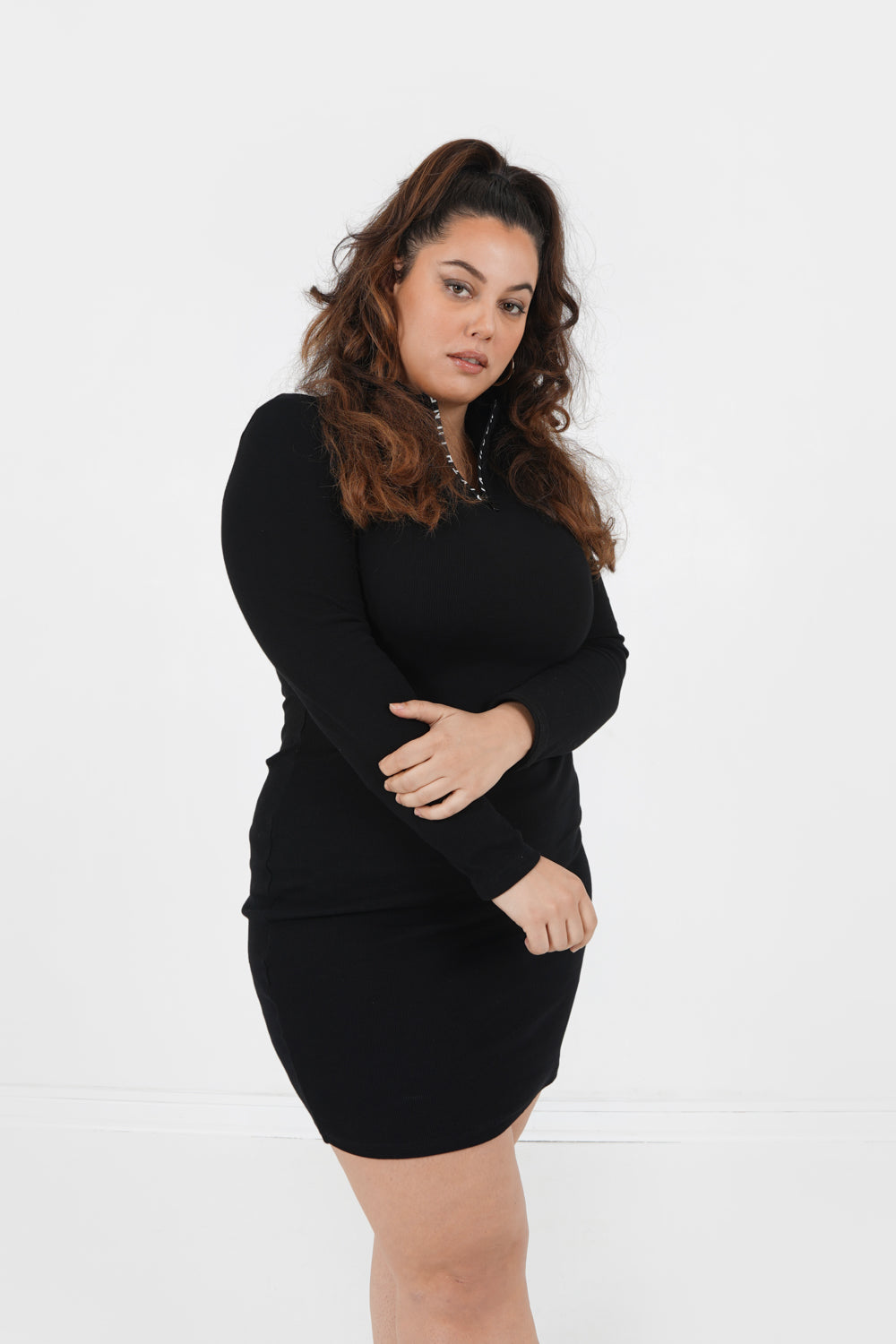 Langärmliges Kleid mit Reißverschluss in Schwarz