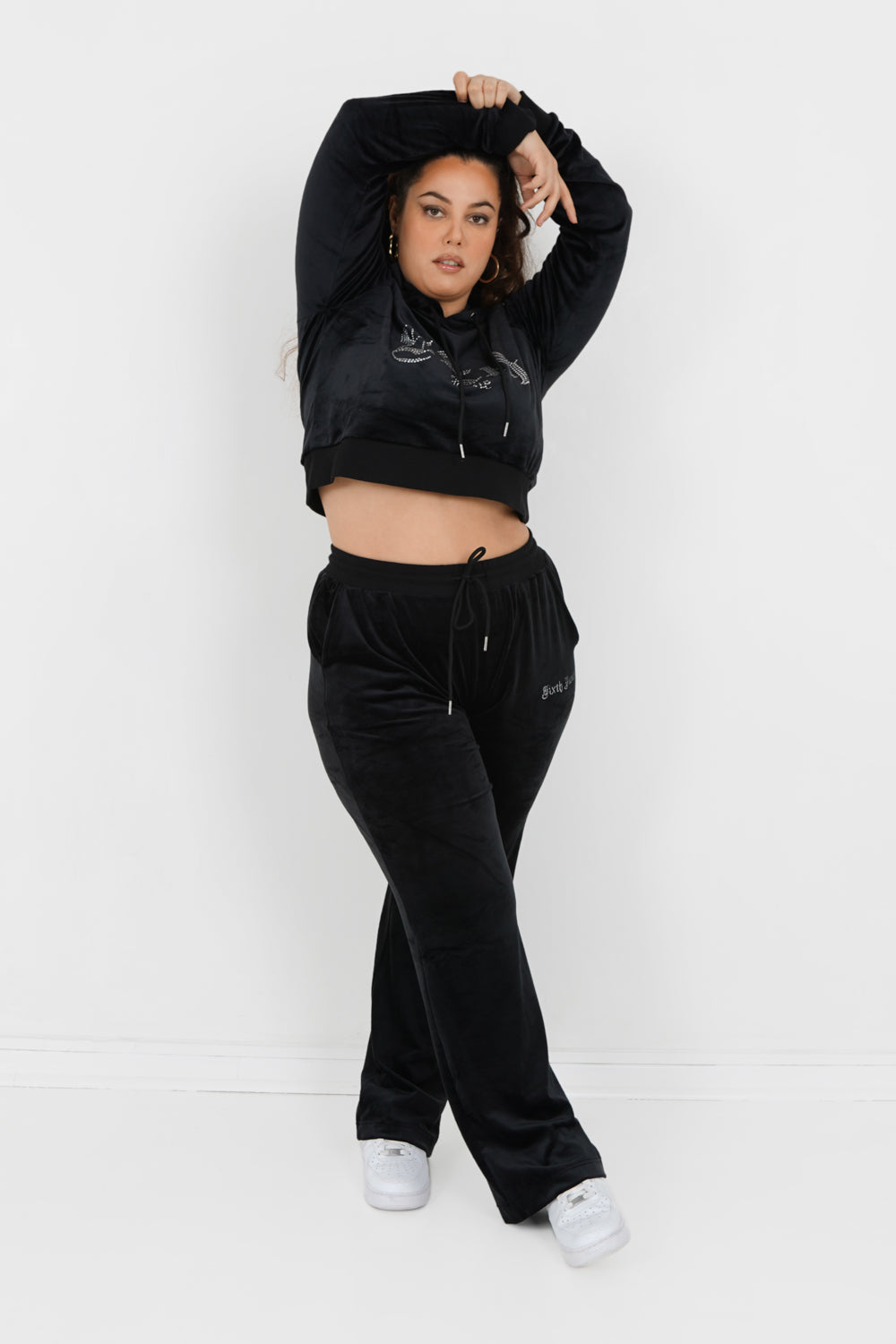 Gerade geschnittene Jogginghose aus Samt mit Strasssteinen in Schwarz