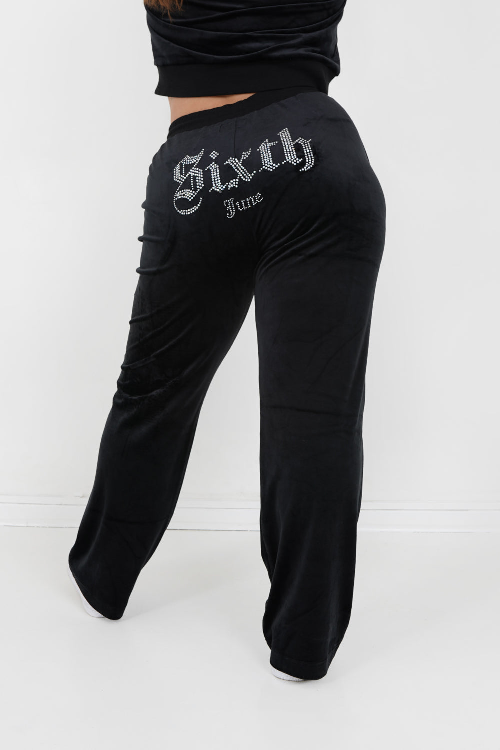 Gerade geschnittene Jogginghose aus Samt mit Strasssteinen in Schwarz