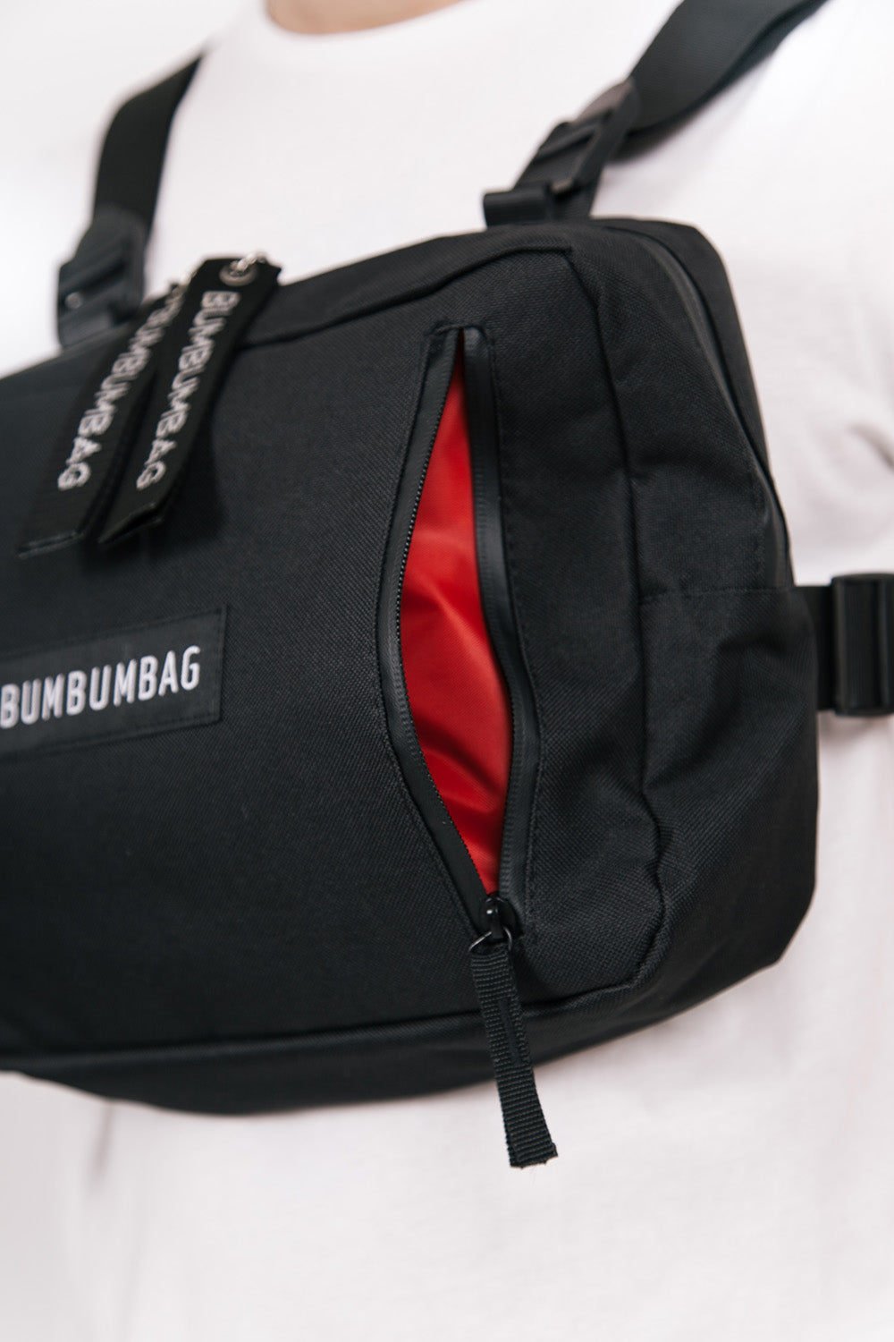 BumBumBag - Sac poitrine texte zips noir