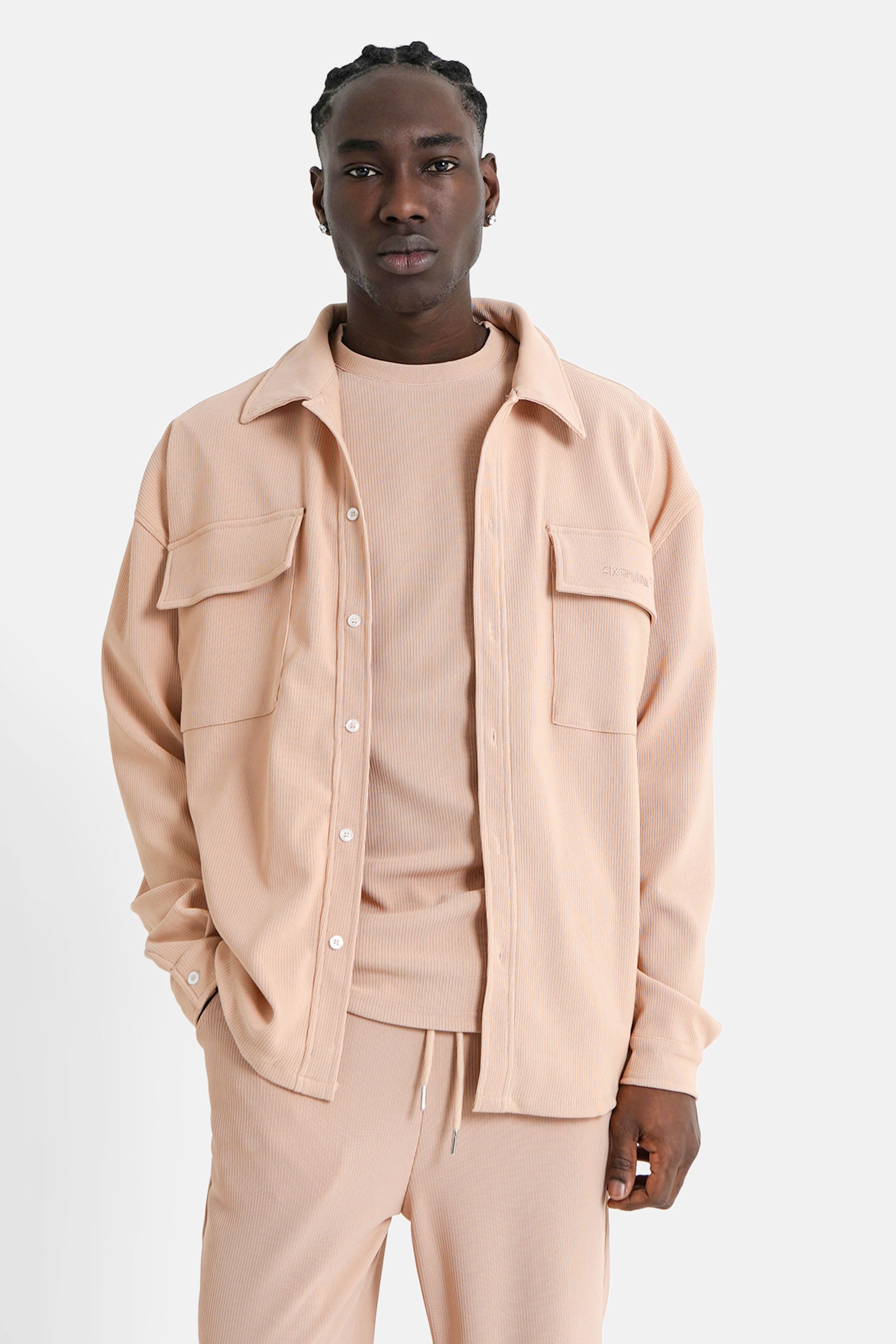 Beigefarbenes, lockeres Hemd mit Falten