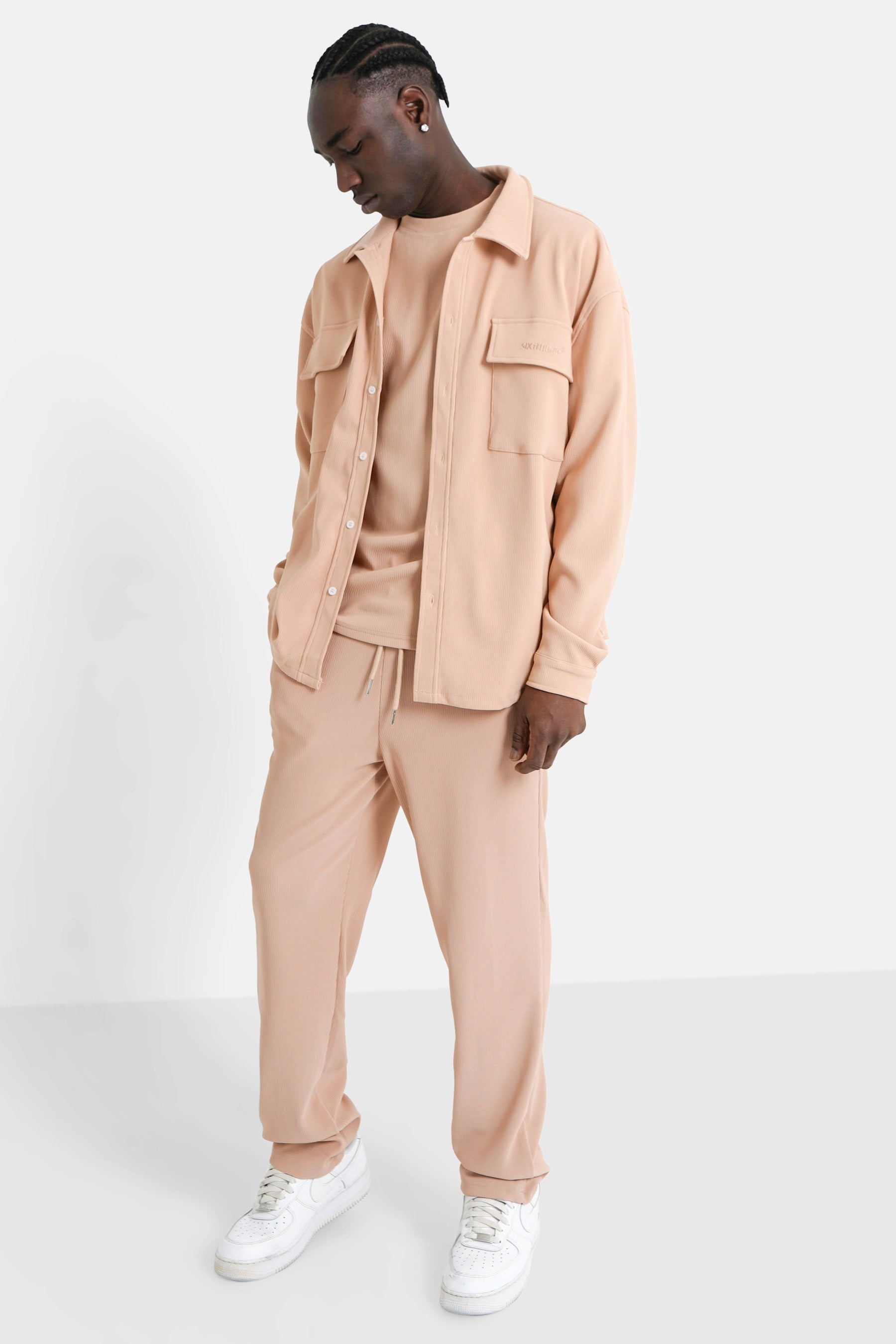 Beigefarbenes, lockeres Hemd mit Falten