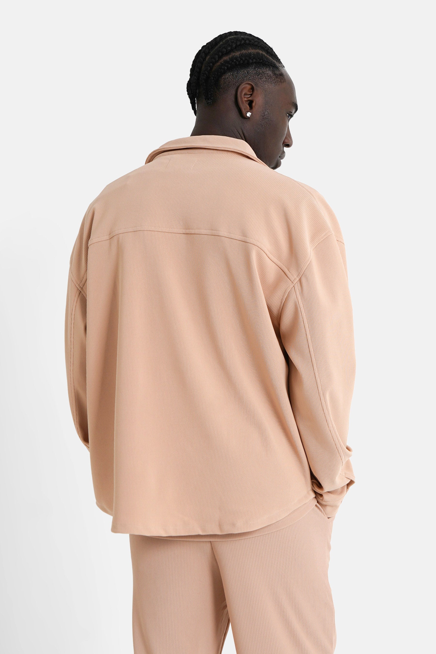 Beigefarbenes, lockeres Hemd mit Falten