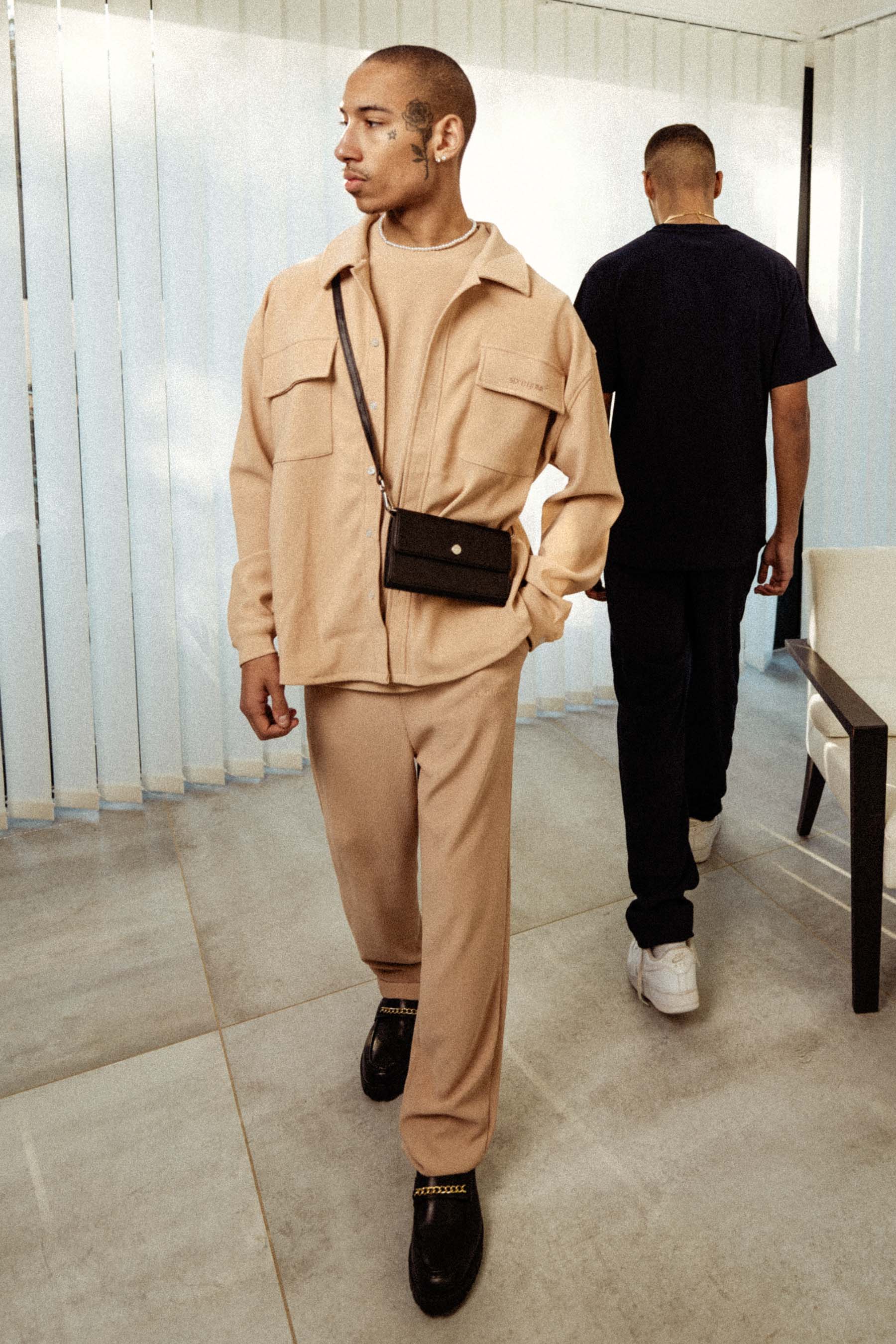 Beigefarbenes, lockeres Hemd mit Falten