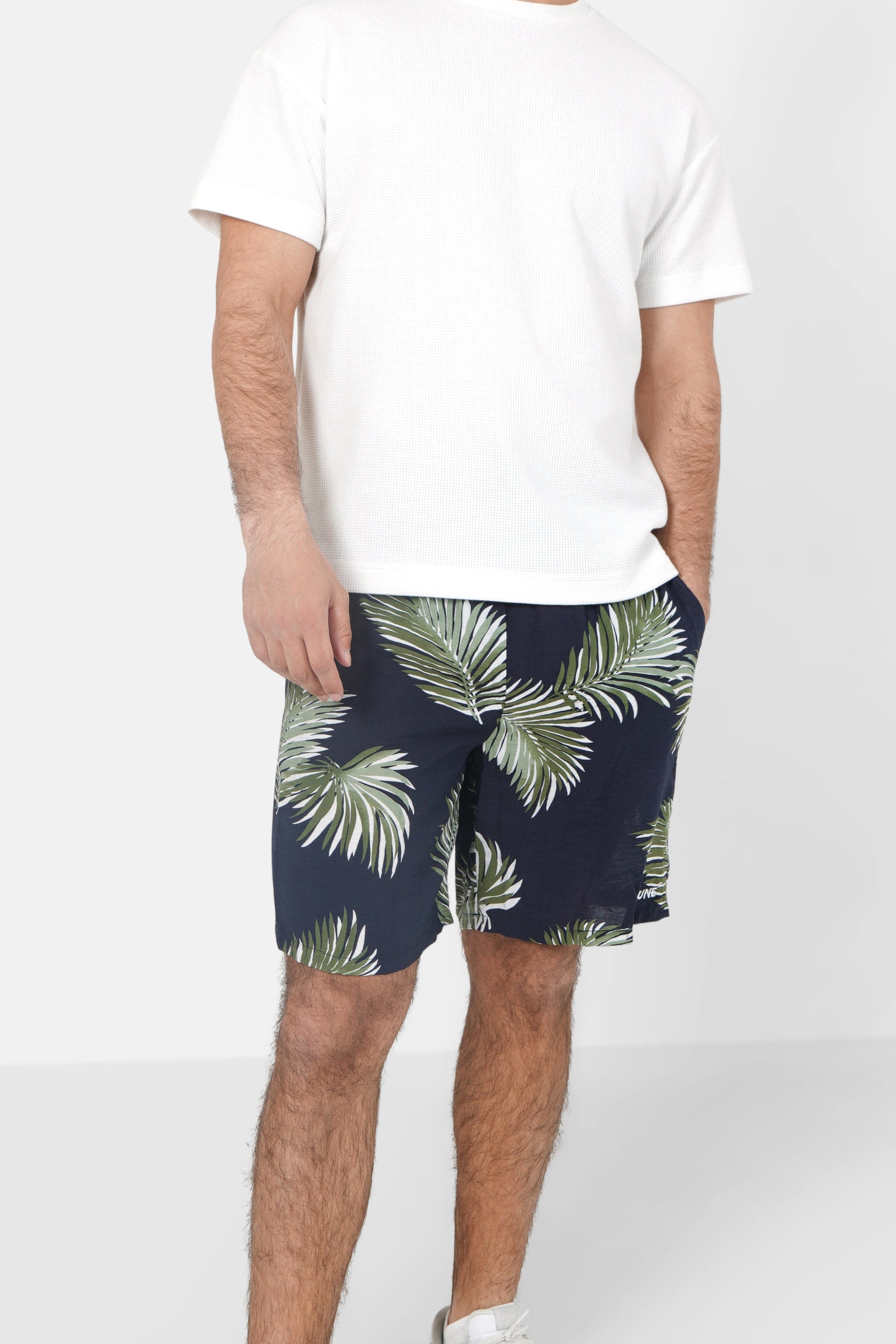 Fließende Shorts mit tropischem Muster Dunkelblau