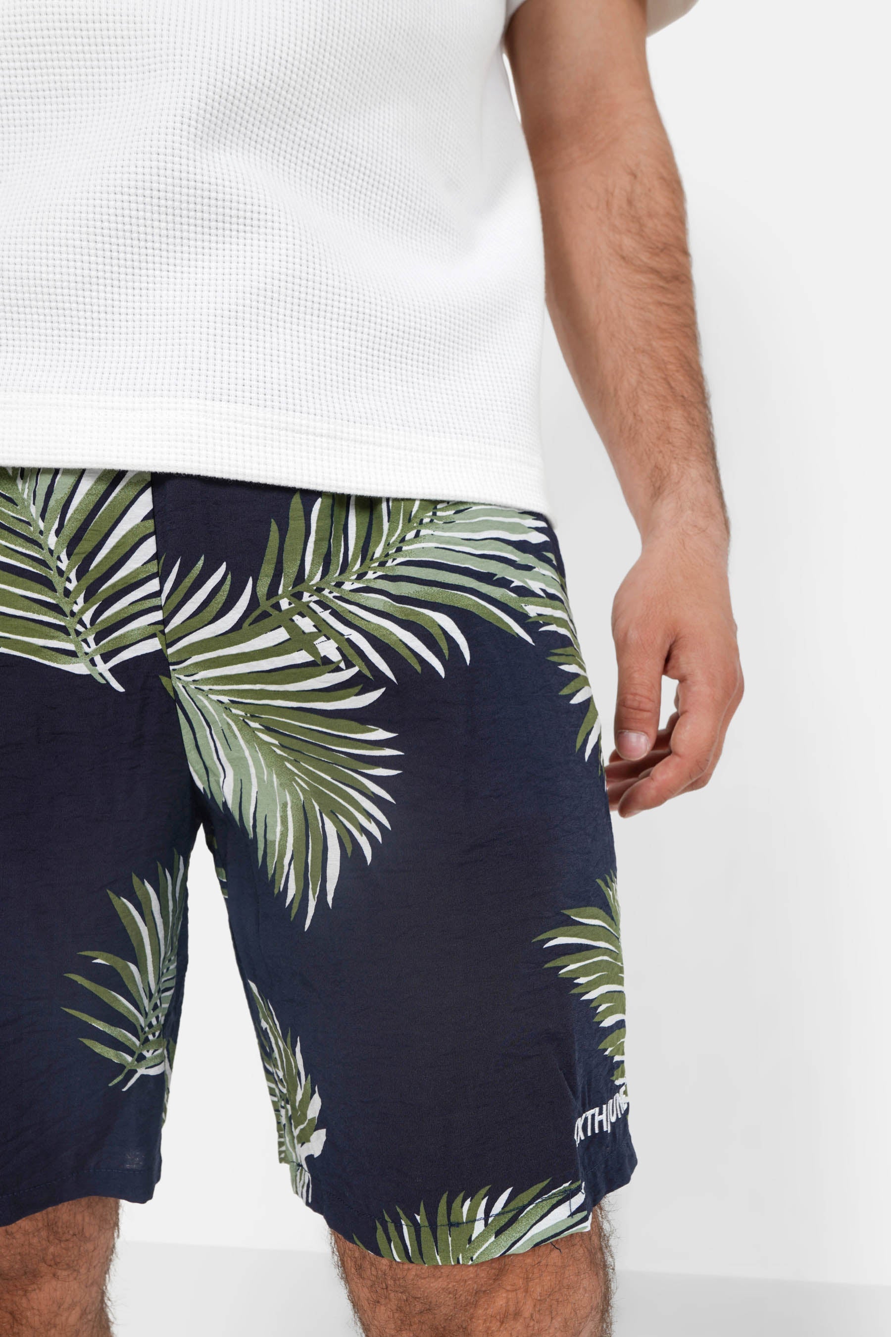 Fließende Shorts mit tropischem Muster Dunkelblau